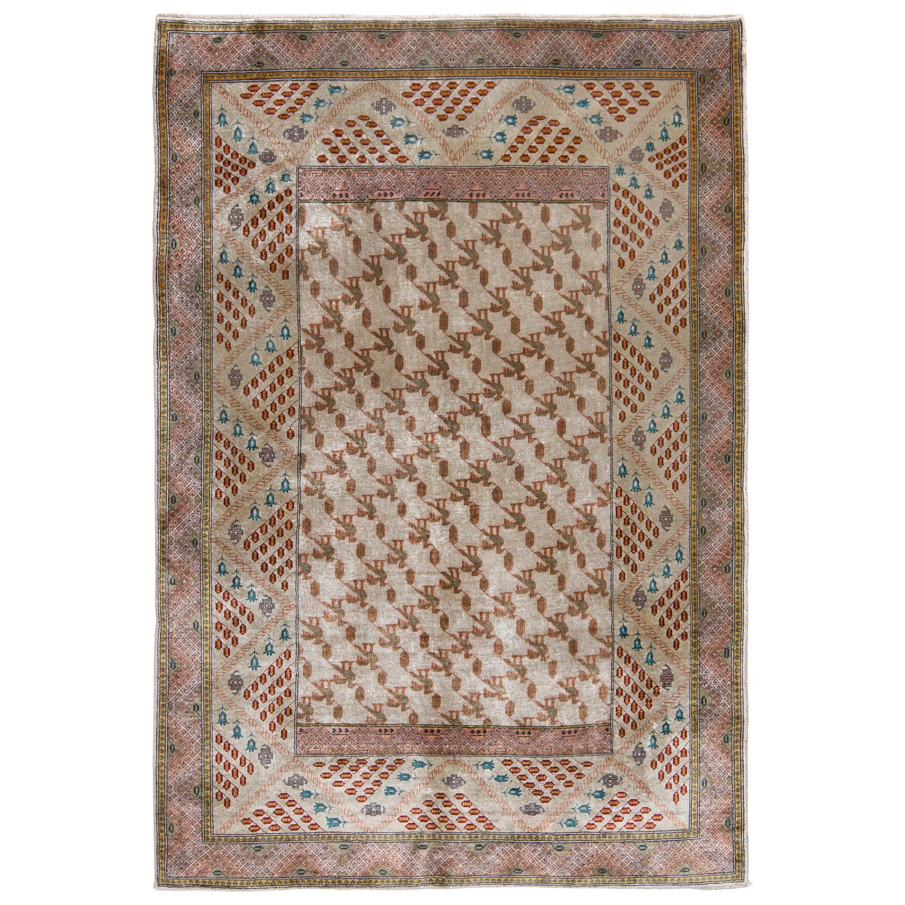 Handgeknüpfter antiker Hereke-Teppich in Beige mit geometrischem Muster von Teppich & Kelim im Angebot