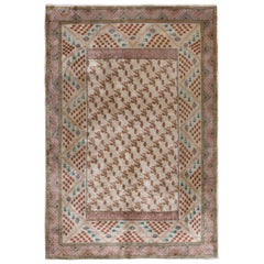 Tapis Hereke ancien noué à la main en beige à motif géométrique de Rug & Kilim