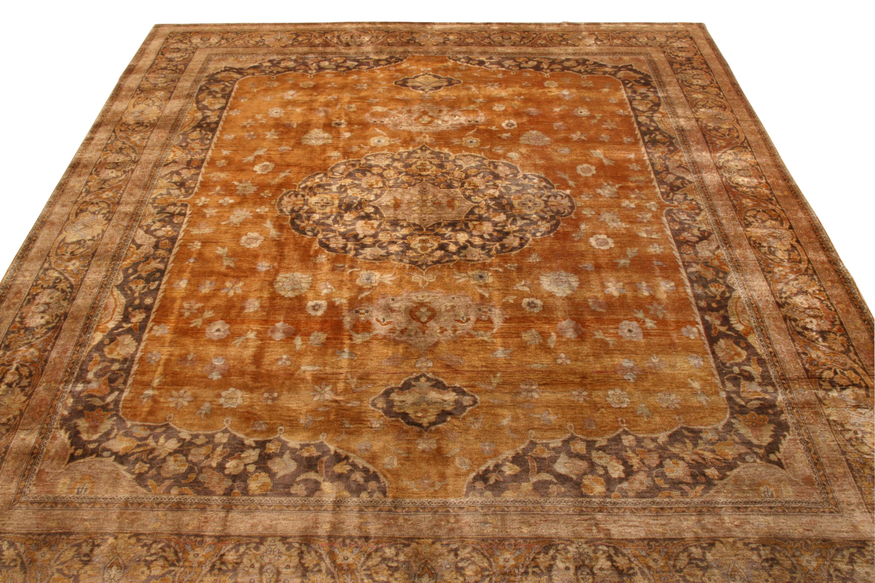 Un ancien tapis Hereke 10x10 de la collection Antique & Vintage de Rug & Kilim. Noué à la main en laine originaire de Turquie vers 1920-1930, ce motif floral royal de style médaillon bénéficie d'une palette de couleurs riche et luxueuse. Le motif