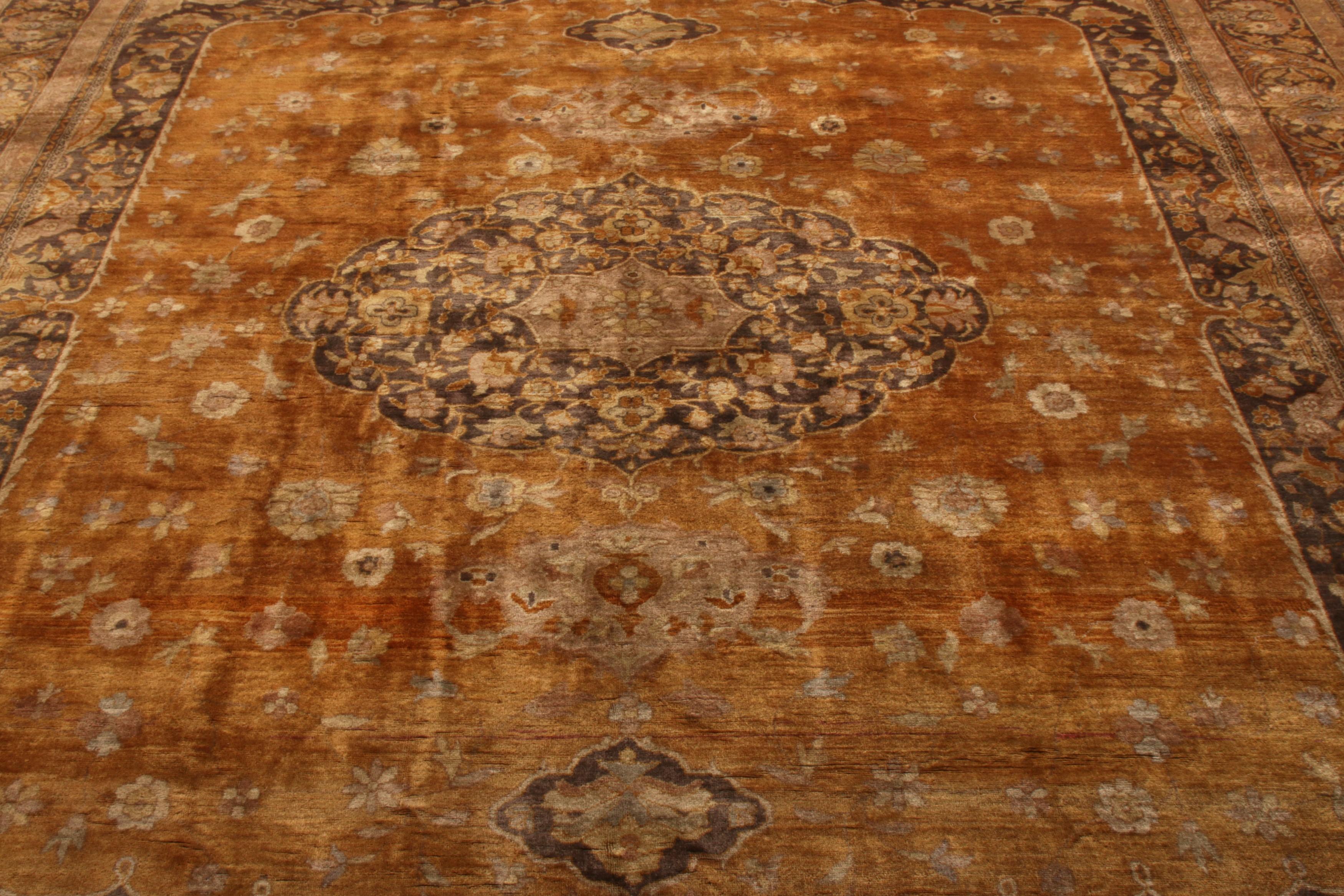 Perse Tapis Hereke ancien noué à la main à motif de médaillon doré par Rug & Kilim en vente
