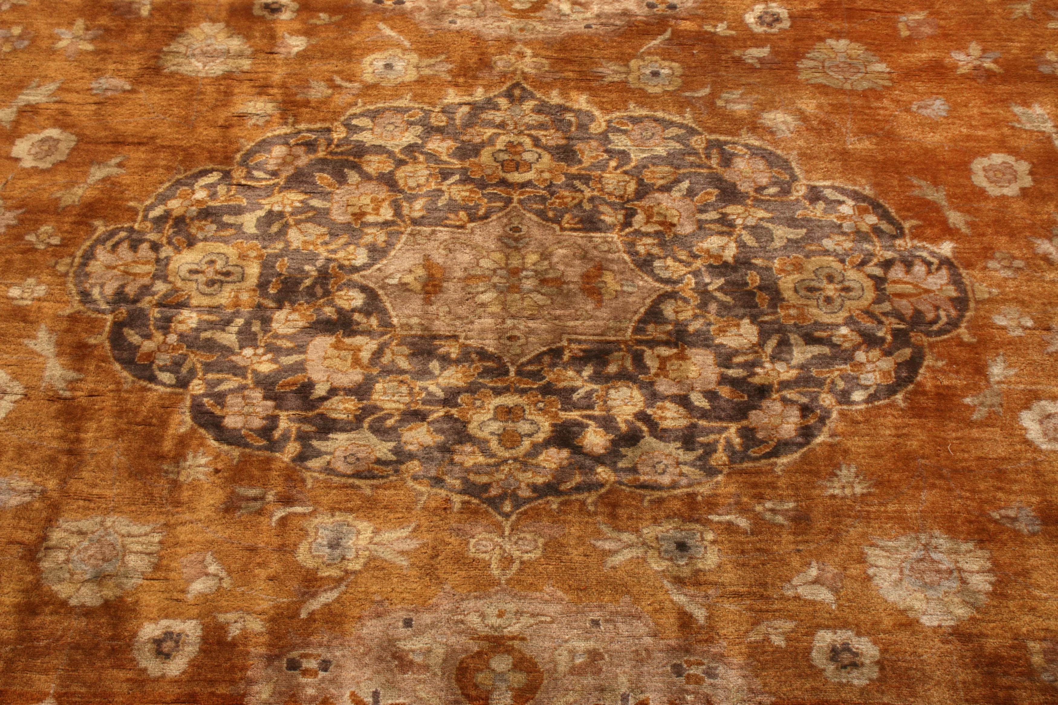 Noué à la main Tapis Hereke ancien noué à la main à motif de médaillon doré par Rug & Kilim en vente