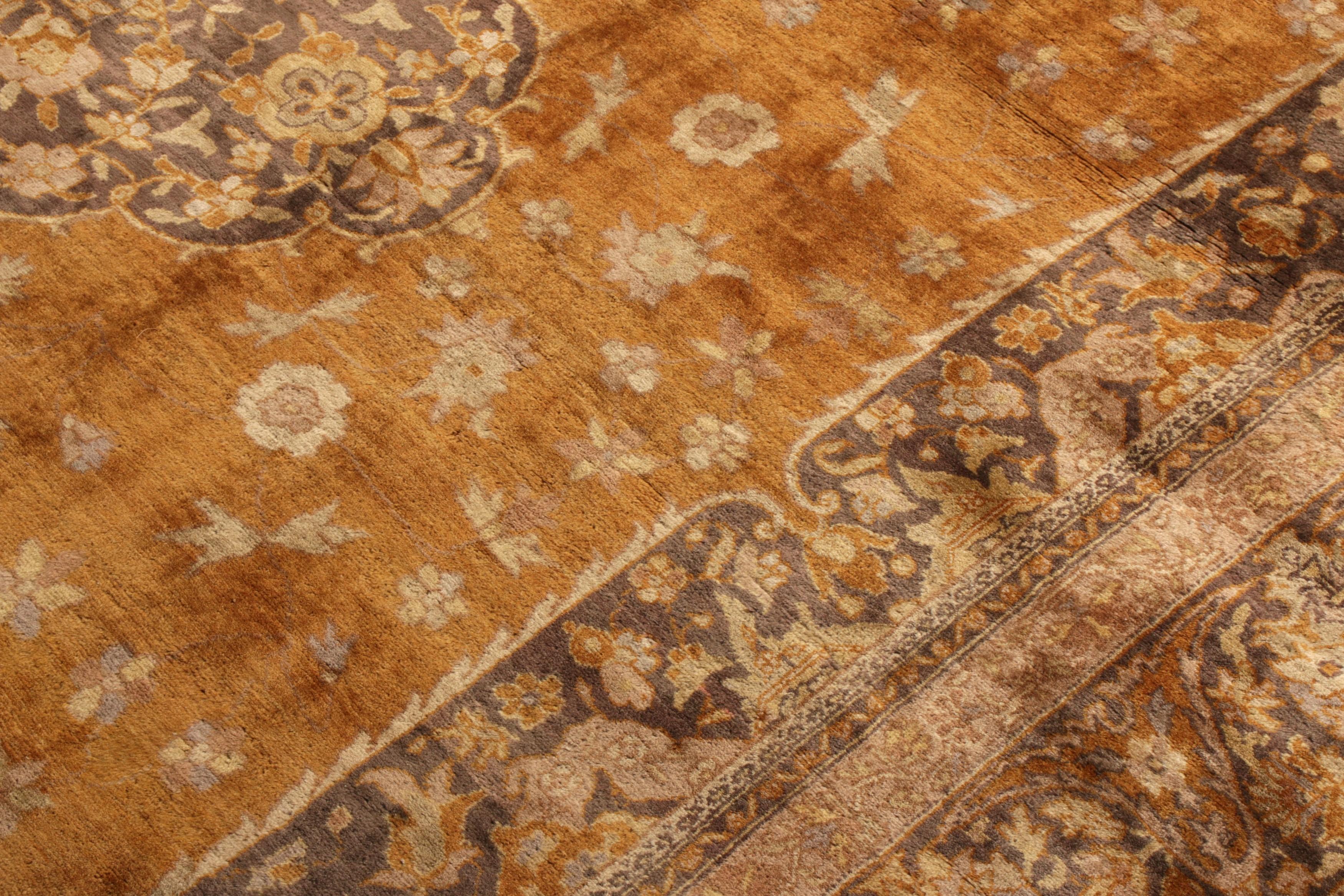 Tapis Hereke ancien noué à la main à motif de médaillon doré par Rug & Kilim Bon état - En vente à Long Island City, NY