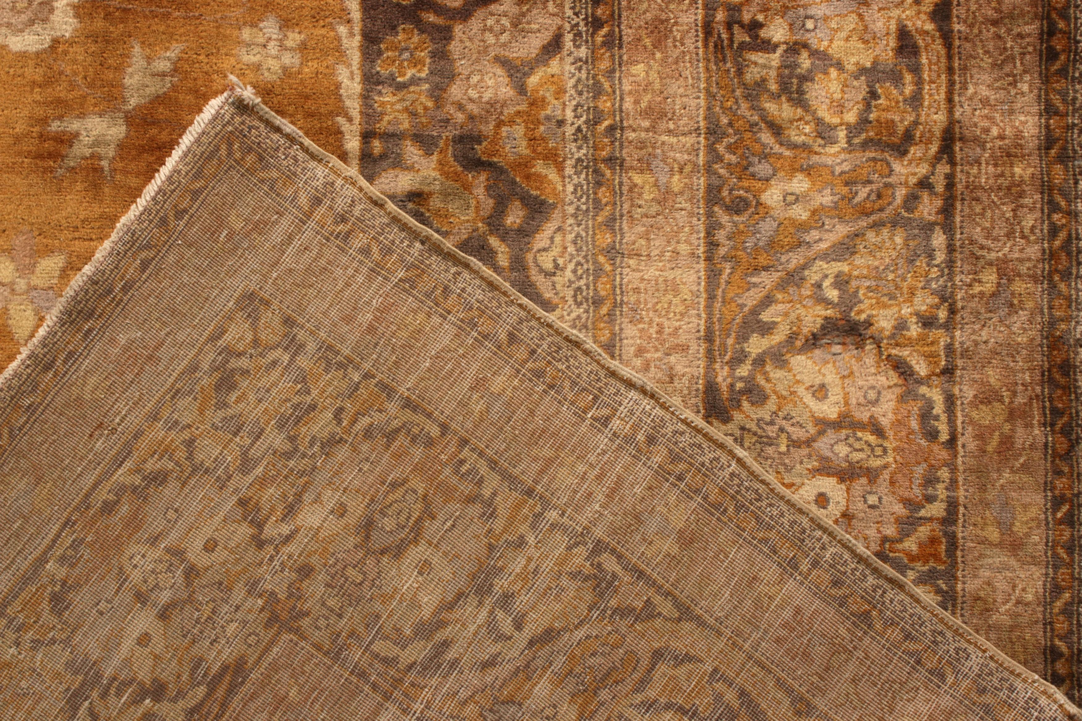 Début du 20ème siècle Tapis Hereke ancien noué à la main à motif de médaillon doré par Rug & Kilim en vente