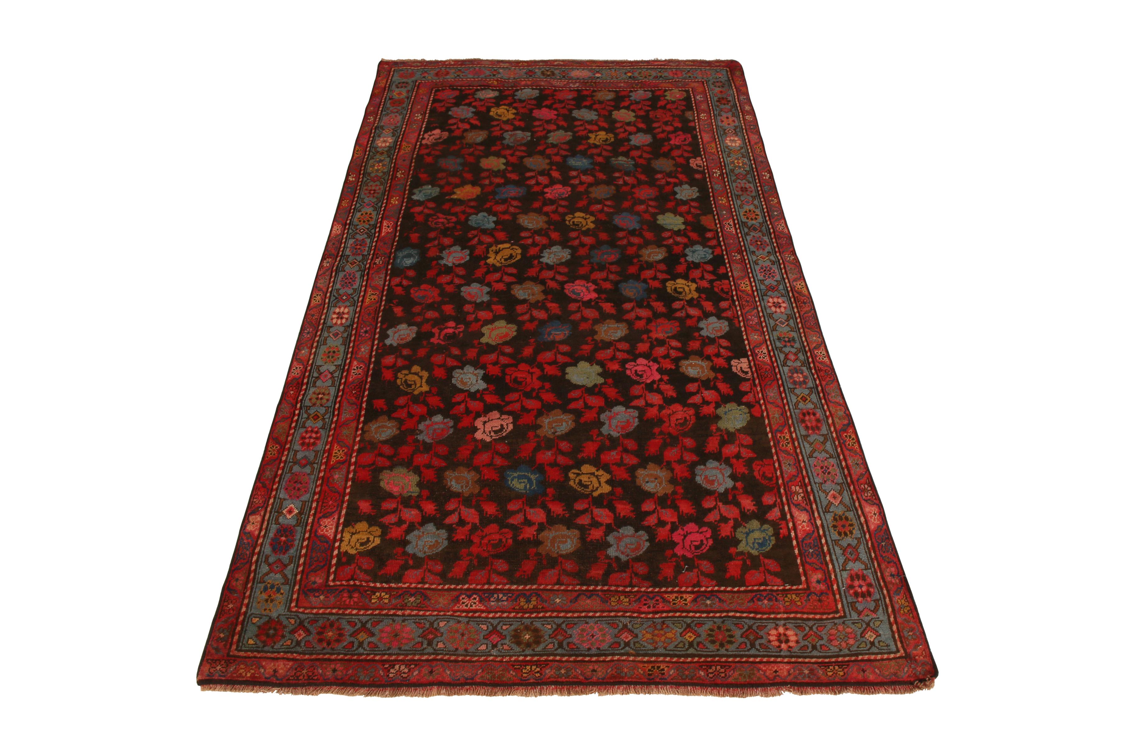 Originaire de Russie vers 1890-1900, cette pièce ancienne évoque un tapis Karabagh avec une approche colorée de fleurs dans des teintes profondes et saturées, disposées géométriquement pour un arrangement propre. Un favori de notre principal Josh