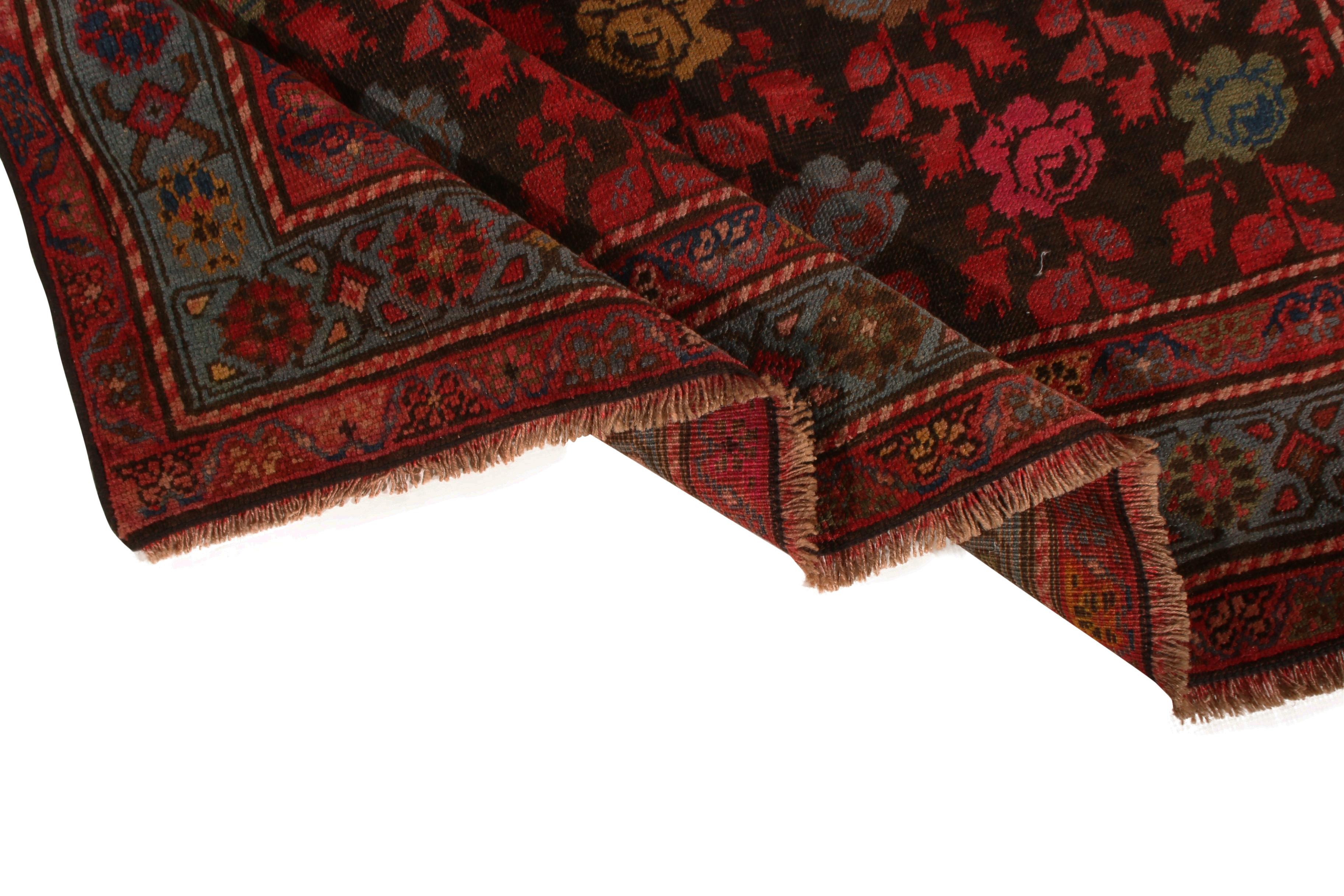 Russe Tapis russe ancien en laine rouge, bleu et rouge à motifs floraux noués à la main par Rug & Kilim en vente