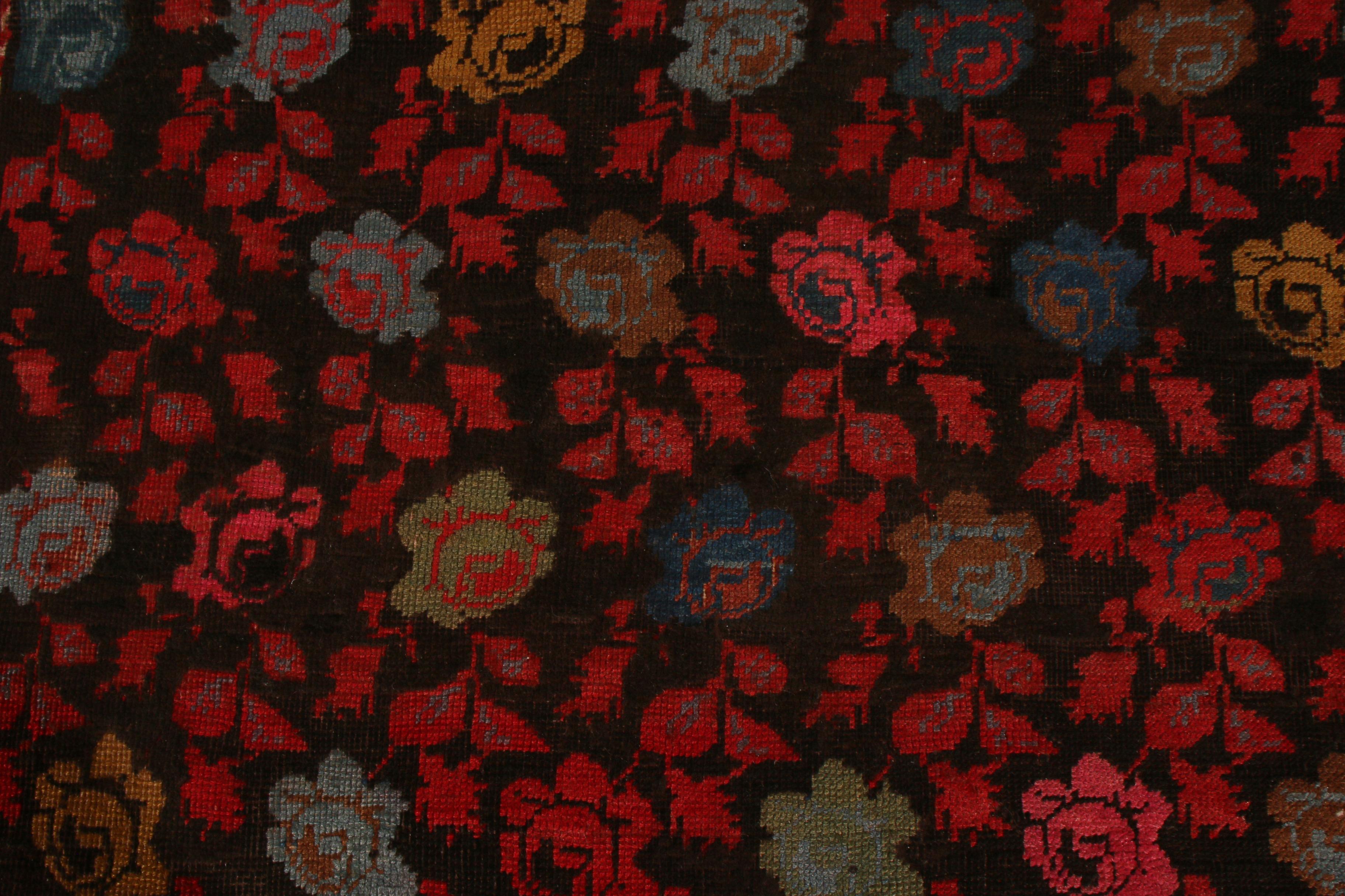 Noué à la main Tapis russe ancien en laine rouge, bleu et rouge à motifs floraux noués à la main par Rug & Kilim en vente
