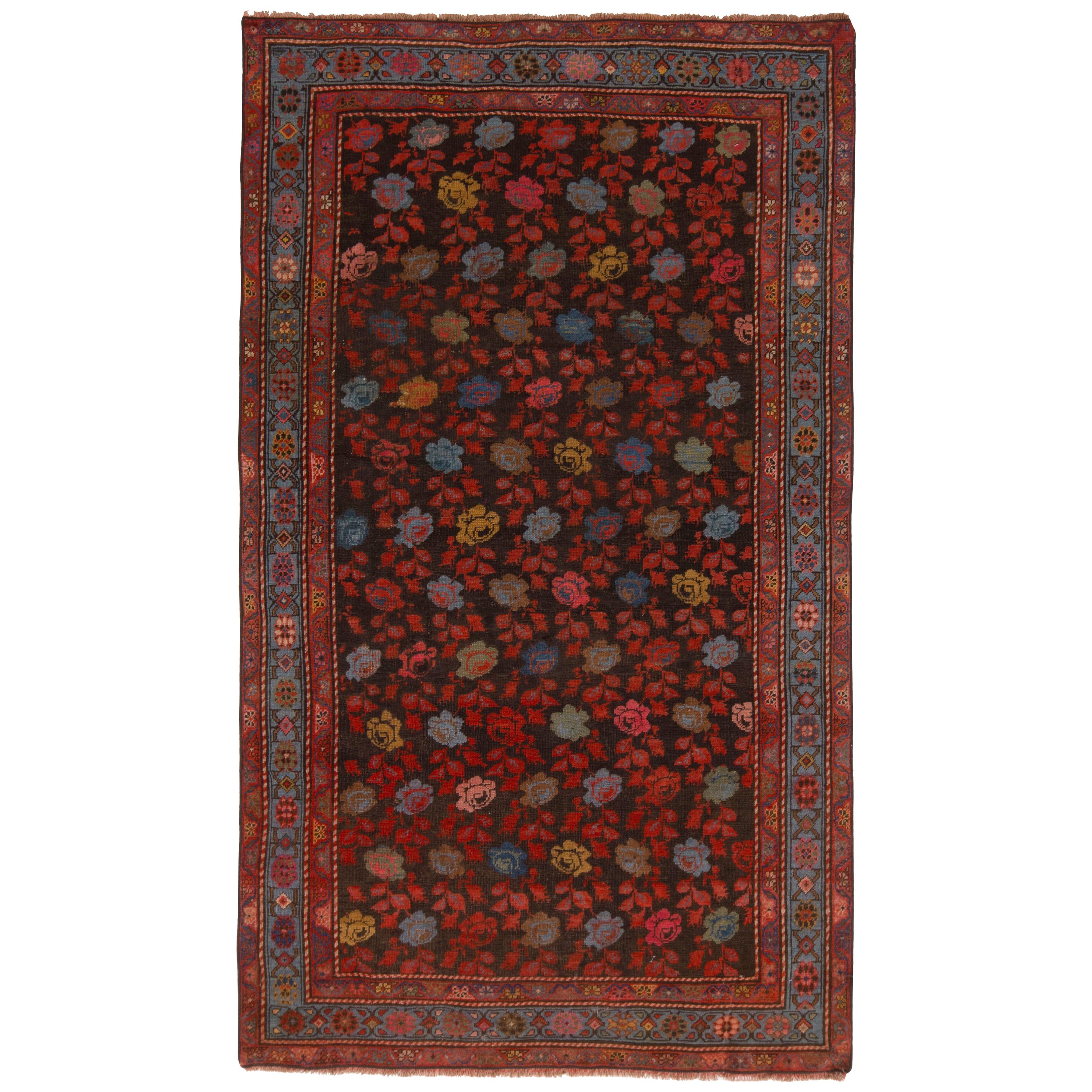 Tapis russe ancien en laine rouge, bleu et rouge à motifs floraux noués à la main par Rug & Kilim en vente
