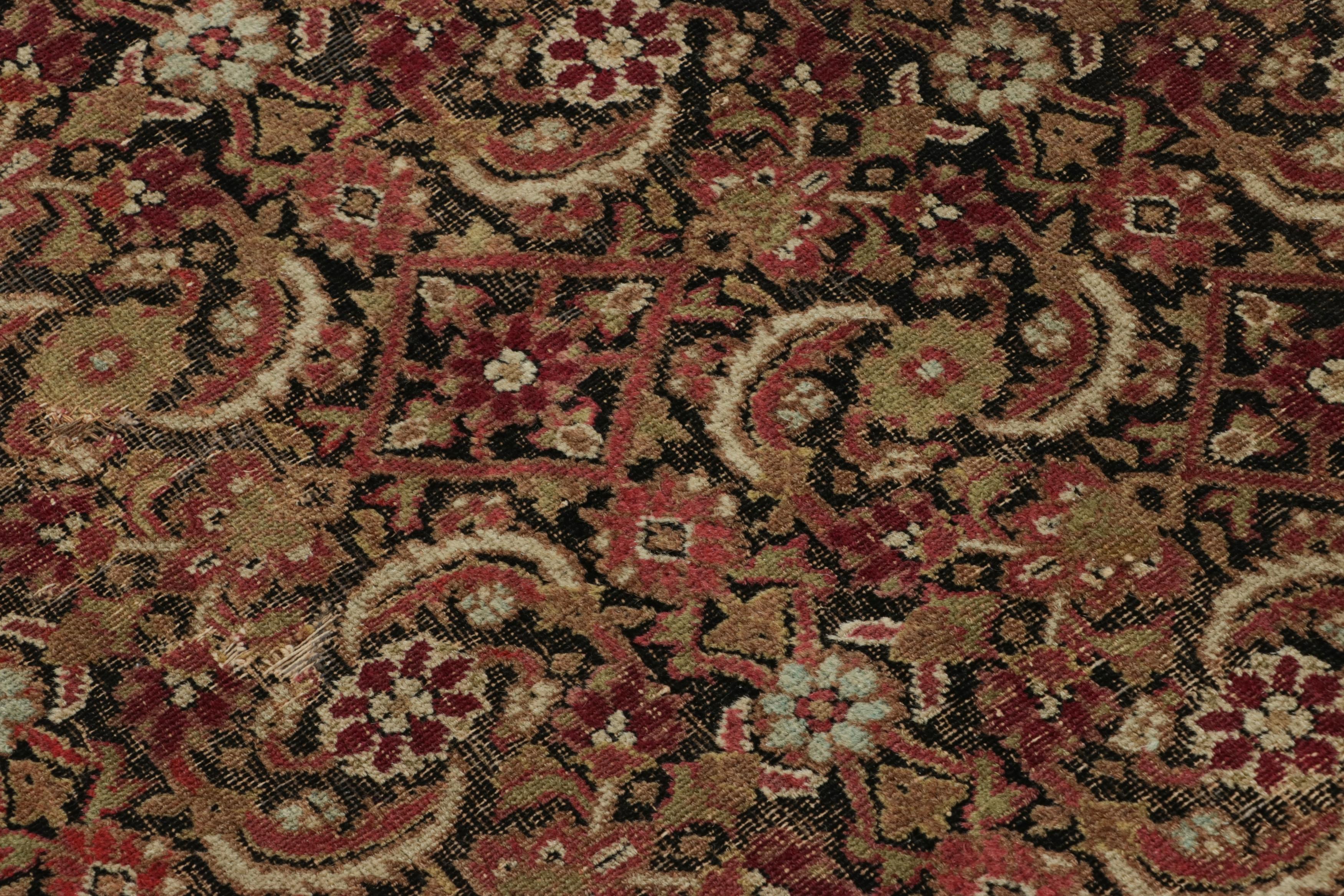 Dieser antike Lavar-Teppich aus Kerman, der um 1890-1900 in der gleichnamigen persischen Region handgeknüpft wurde, zeichnet sich durch die Verbindung von begehrter, außergewöhnlich reicher Farbgebung und einem berühmten klassischen Muster aus. Das