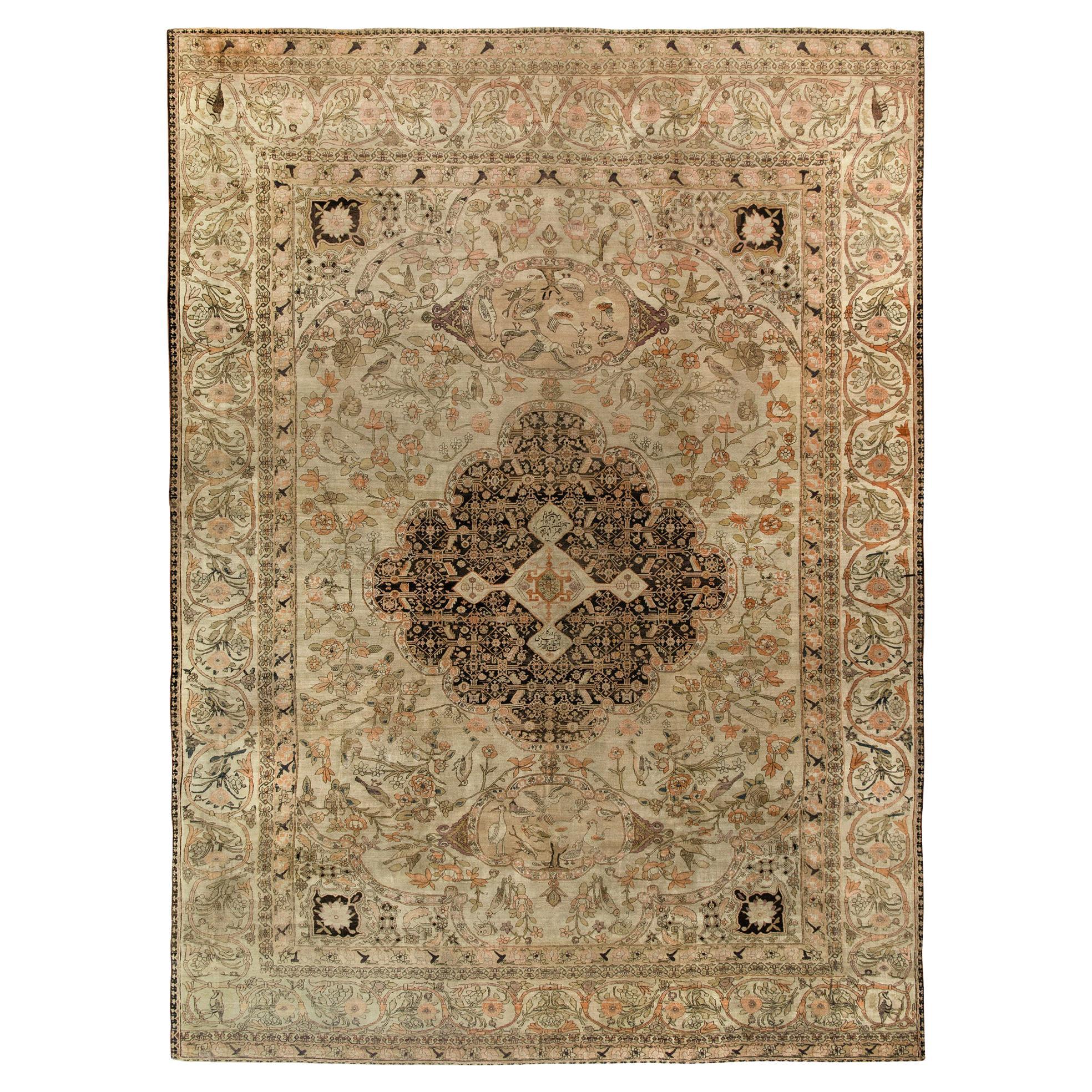 Handgeknüpfter antiker Kerman-Teppich in Beige-Braun mit Bildmuster von Teppich & Kelim