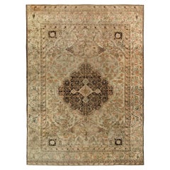 Handgeknüpfter antiker Kerman-Teppich in Beige-Braun mit Bildmuster von Teppich & Kelim