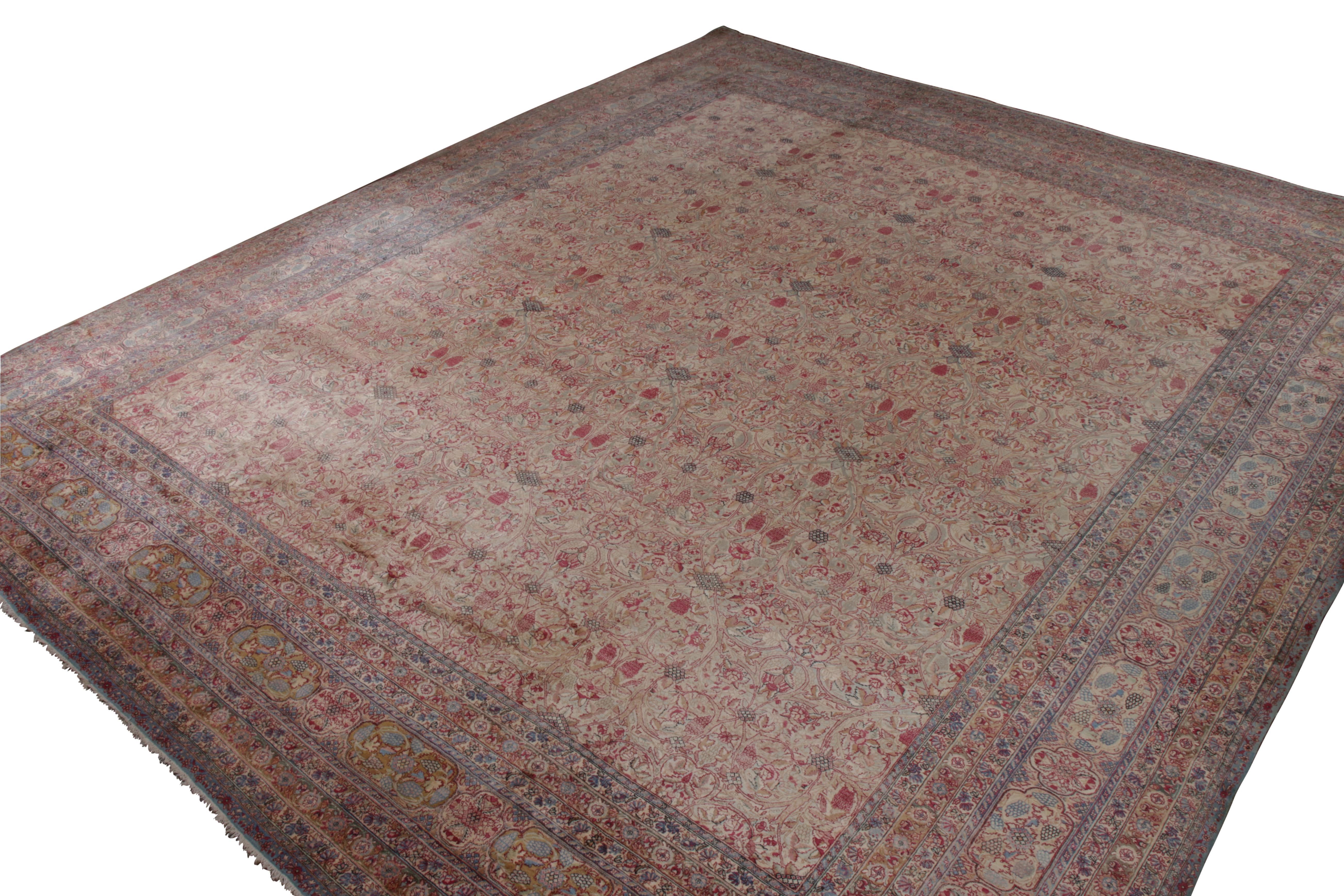 Ein 16x19 antiker persischer Teppich mit Kerman Design in Beige und Rot, handgeknüpft in Wolle aus der Zeit um 1900-1910. Eine fantastische Auswahl an antiken Kerman Teppichen in dieser seltenen Größe, Feinheit und majestätischen