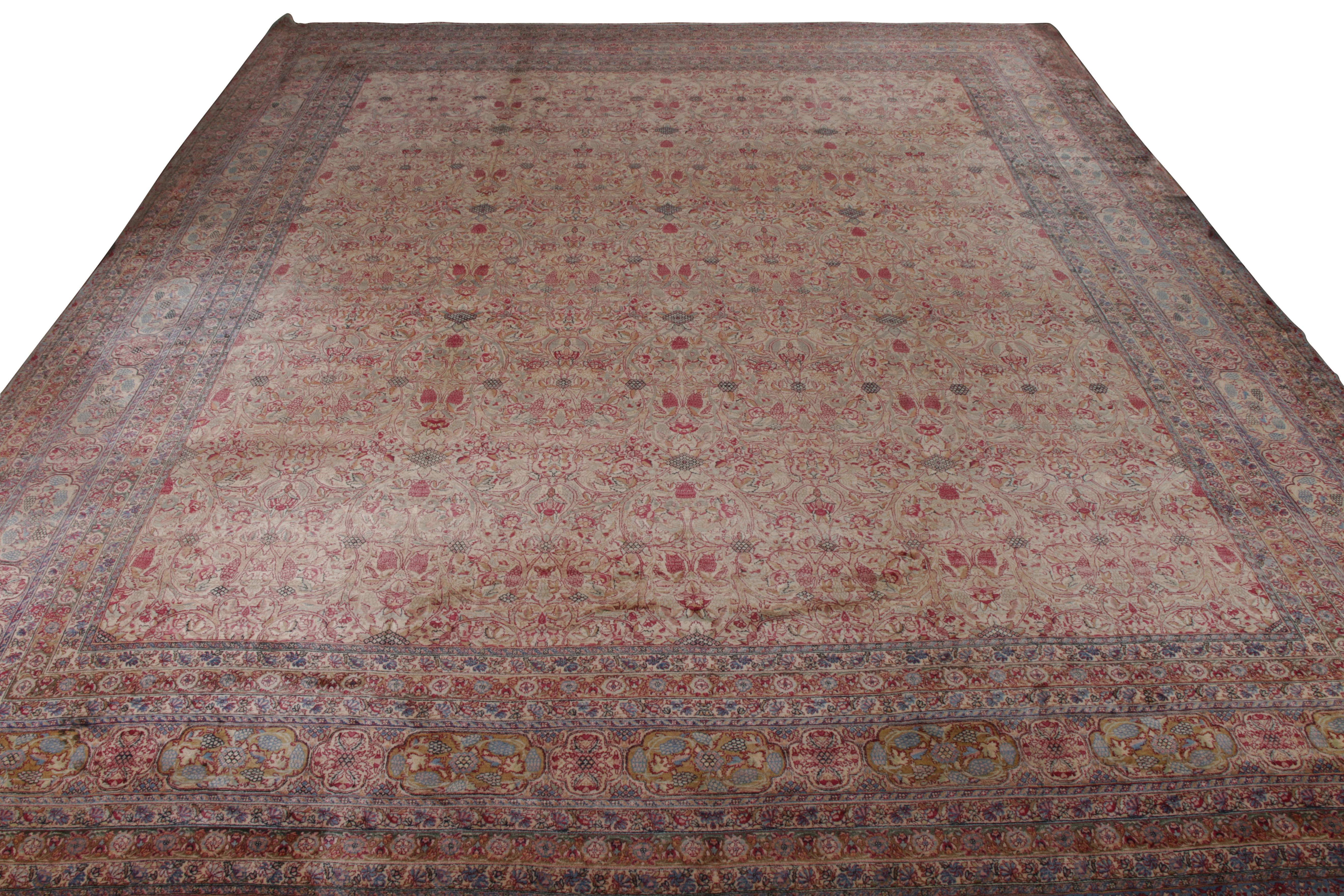 Handgeknüpfter antiker Kerman-Teppich mit persischem Blumenmuster in Beige (Sonstiges) im Angebot