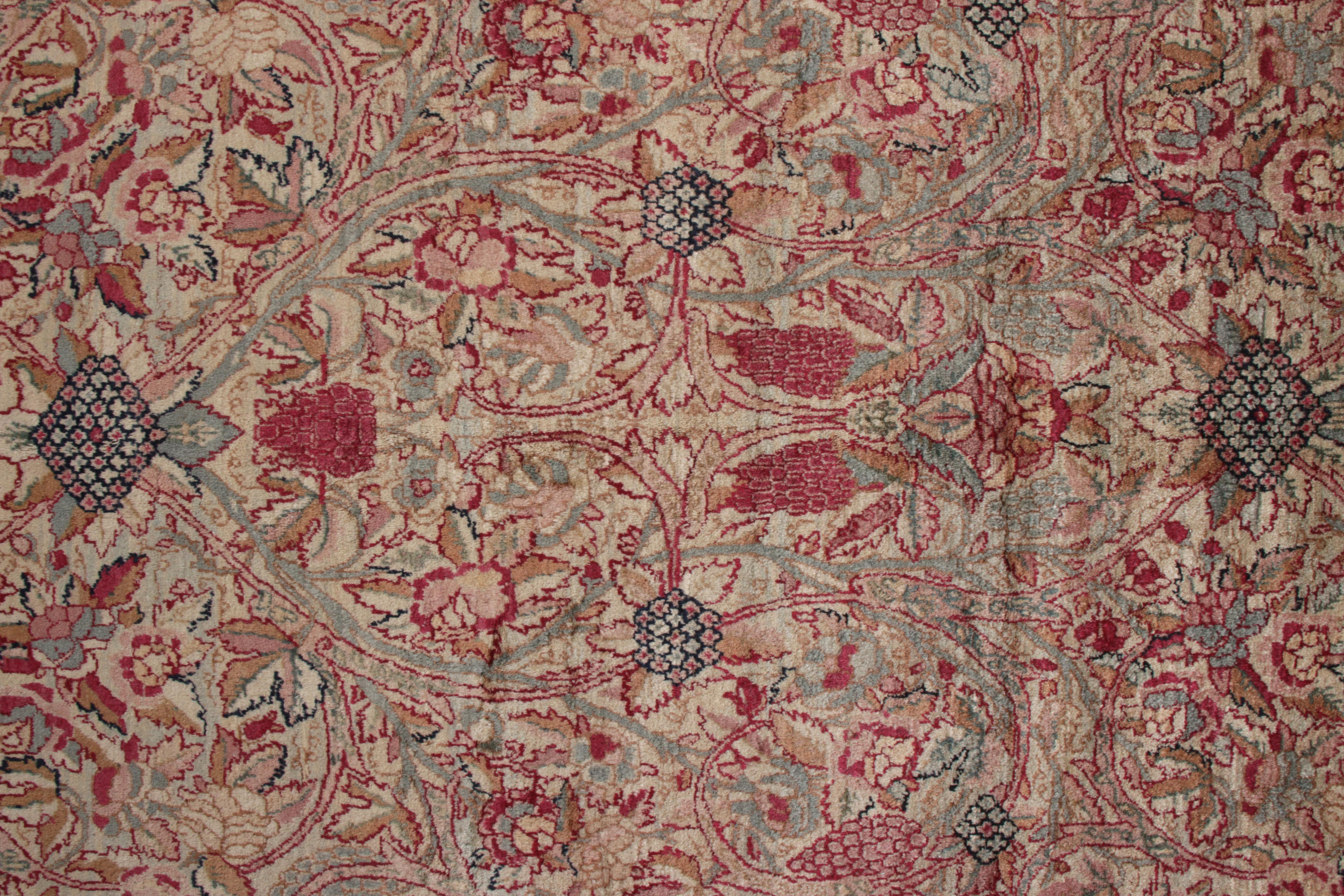 Handgeknüpfter antiker Kerman-Teppich mit persischem Blumenmuster in Beige (Persisch) im Angebot