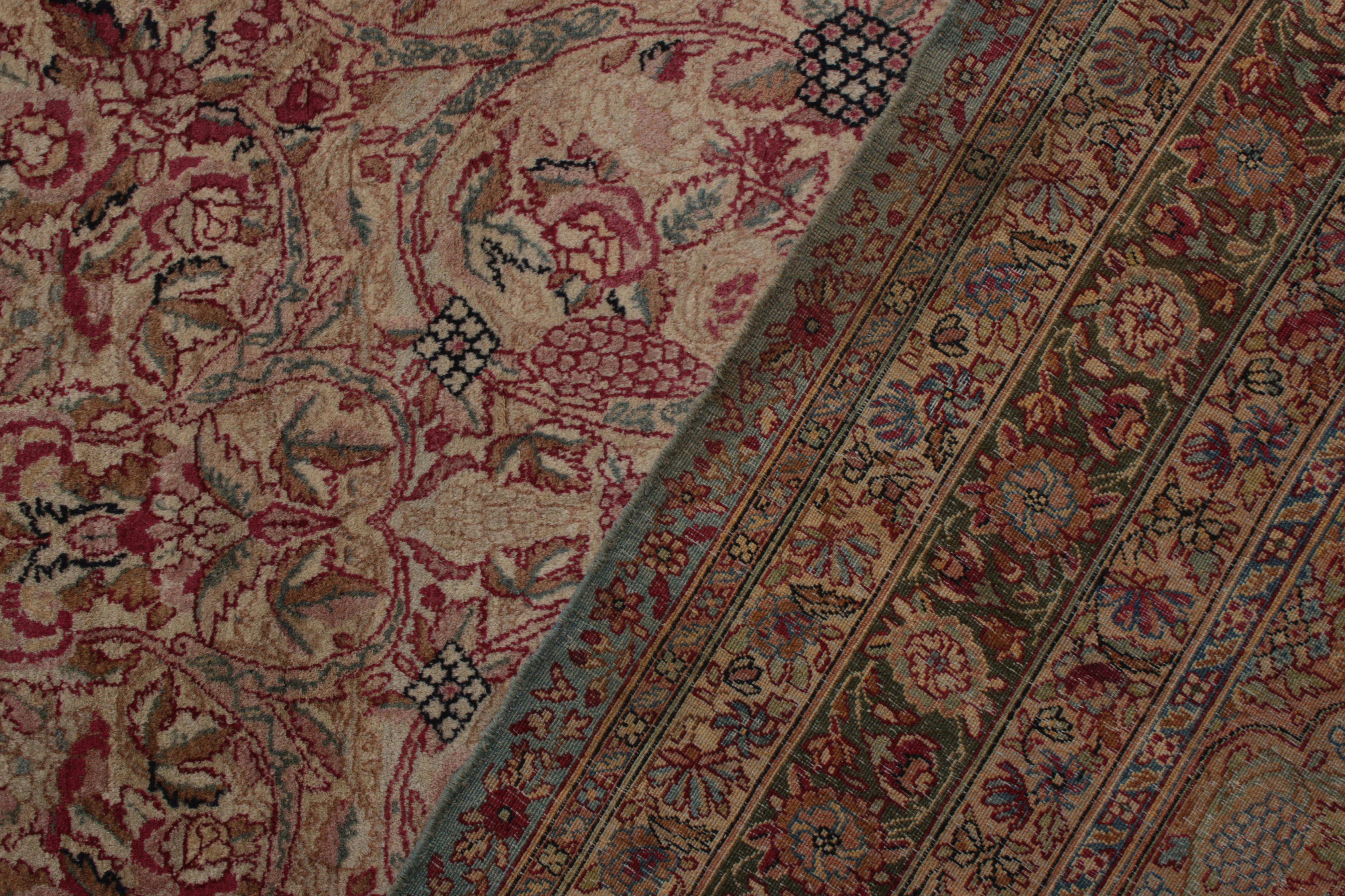 Handgeknüpfter antiker Kerman-Teppich mit persischem Blumenmuster in Beige im Zustand „Gut“ im Angebot in Long Island City, NY