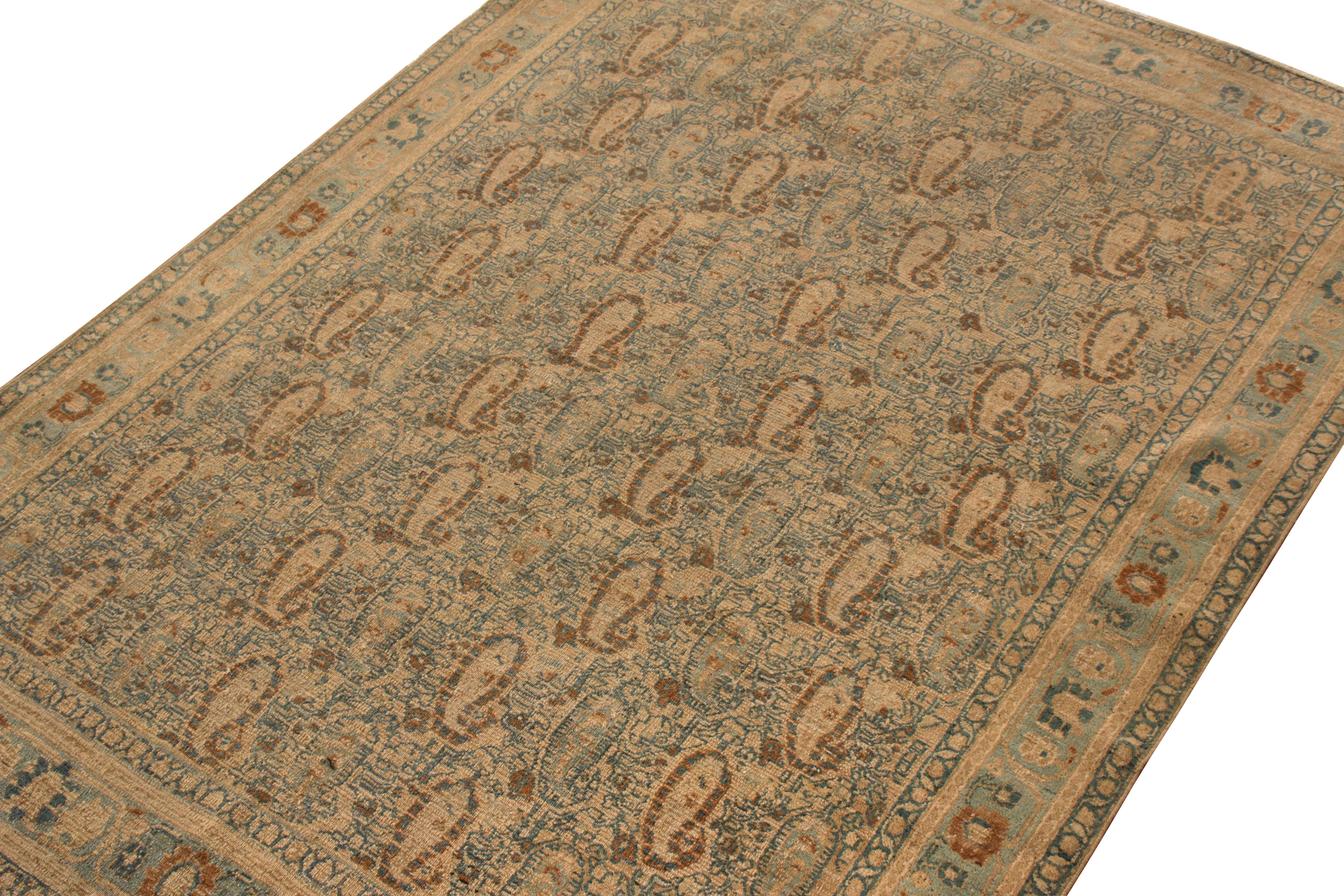 Un spectacle séduisant de l'artisanat raffiné de la laine, datant des années 1920-1930, profitant d'un mariage heureux de motifs géométriques dans une somptueuse gamme de couleurs beige-brun et bleu pour un look sophistiqué. D'une taille de 4x6, ce