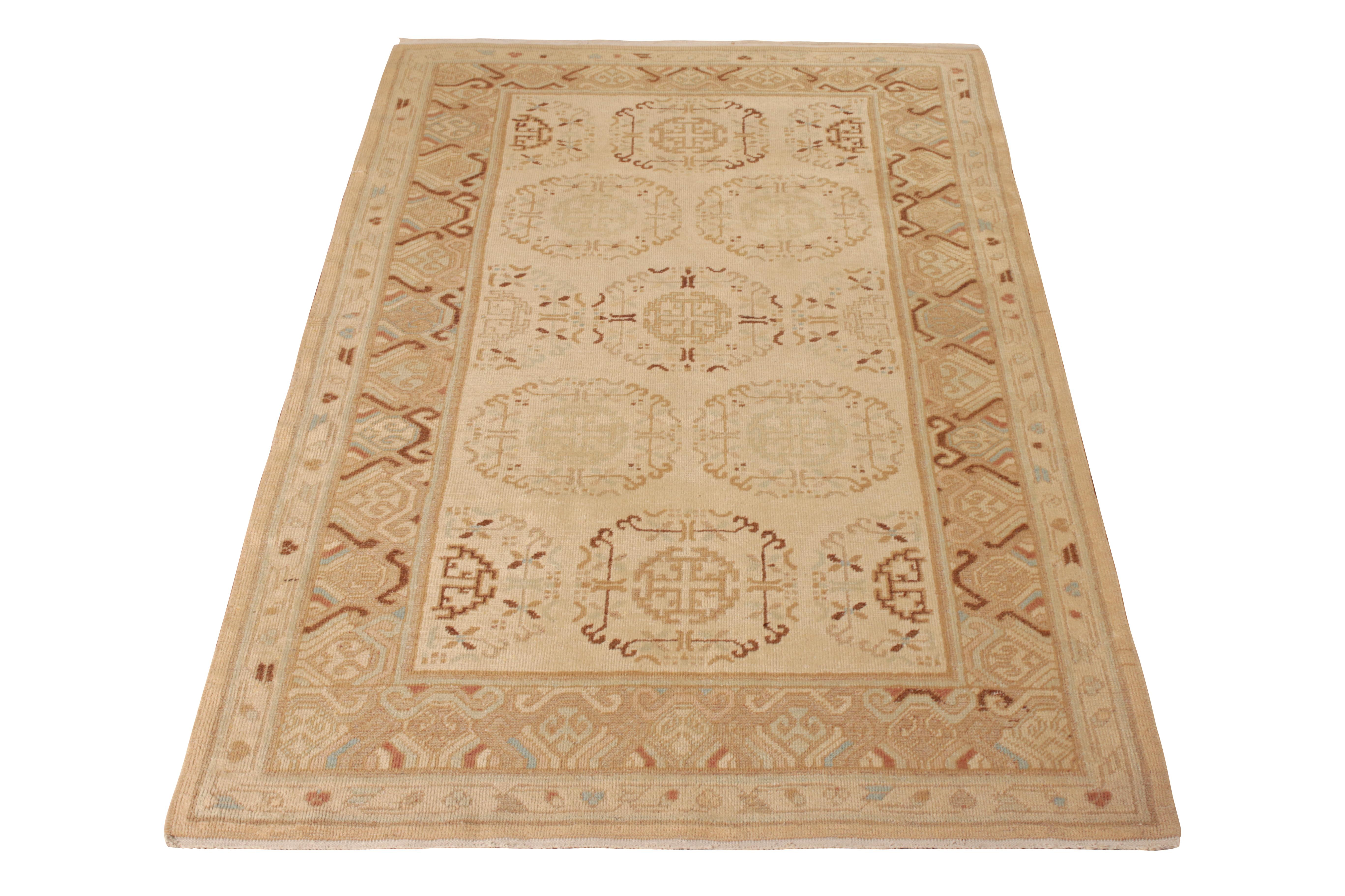 Ein antiker 4 x 8 Khotan-Teppich mit einem seltenen grünen Hintergrund, der in klassischen Medaillonmustern mit Beige-Braun spielt. Ein Übergangsdesign und berühmtes Muster, handgeknüpft aus niedrigfloriger Wolle, mit Ursprung in Ostturkestan, um
