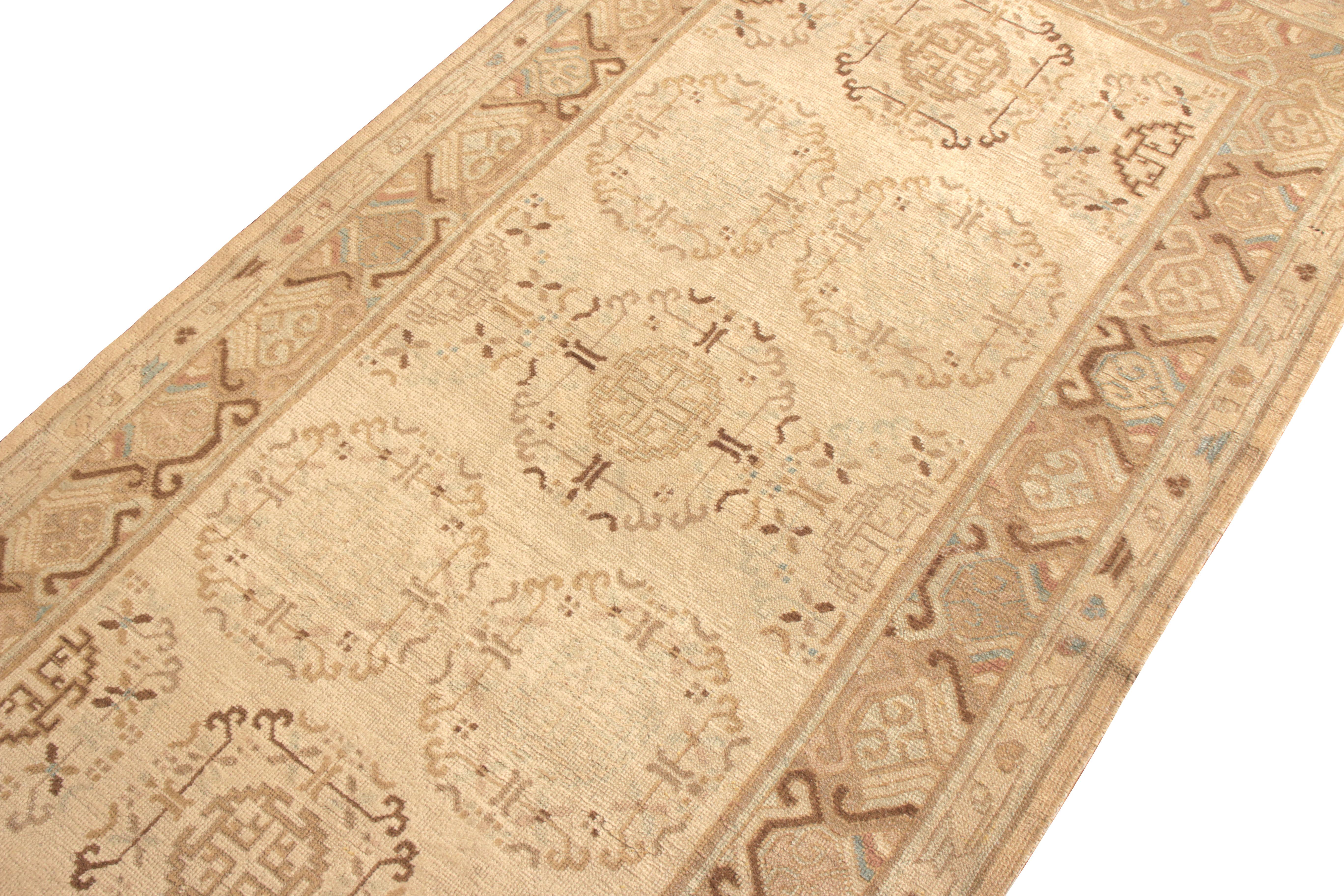 Handgeknüpfter antiker Khotan-Teppich in beige-braunem Medaillonmuster (Ostturkestanisch) im Angebot