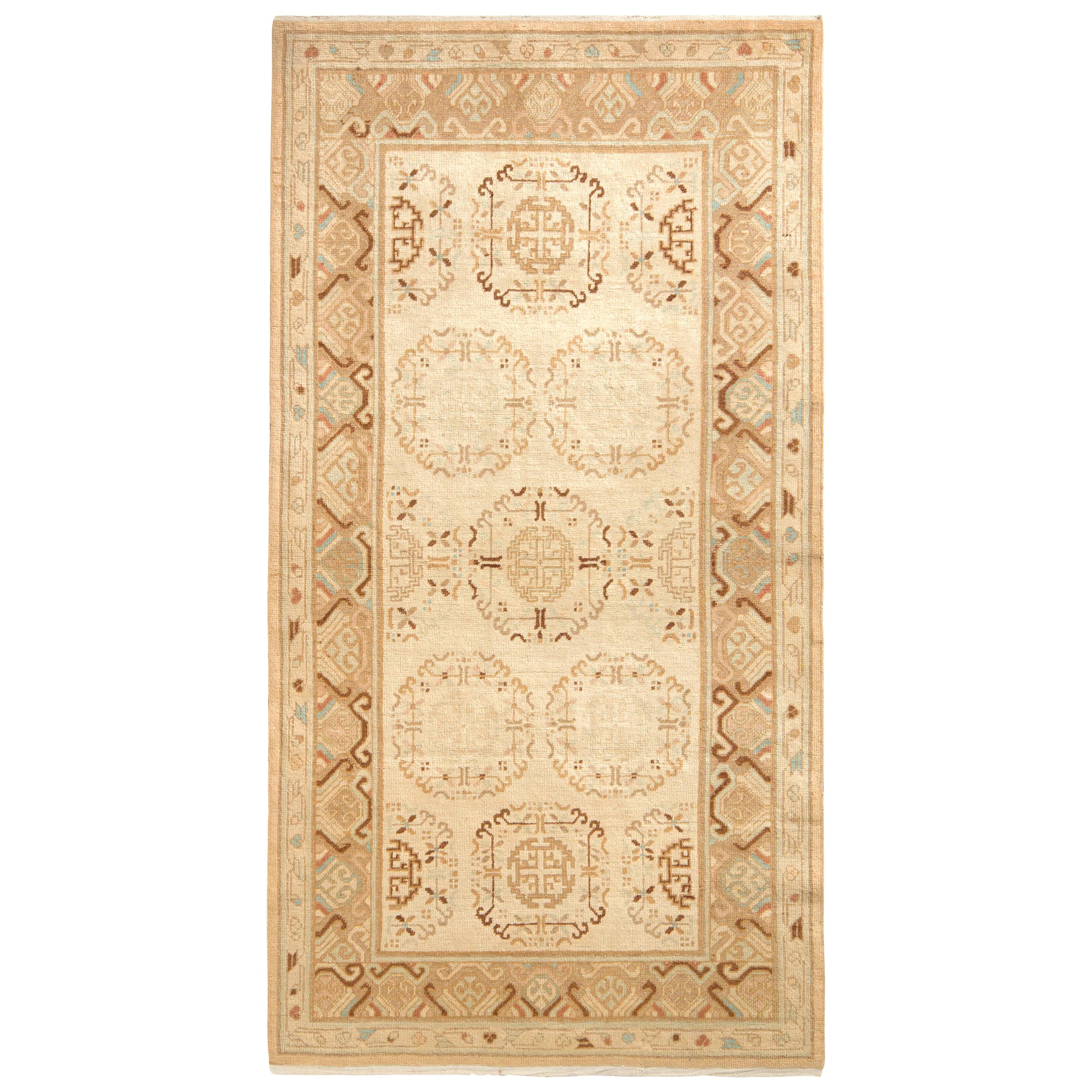 Handgeknüpfter antiker Khotan-Teppich in beige-braunem Medaillonmuster im Angebot