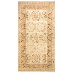 Handgeknüpfter antiker Khotan-Teppich in beige-braunem Medaillonmuster