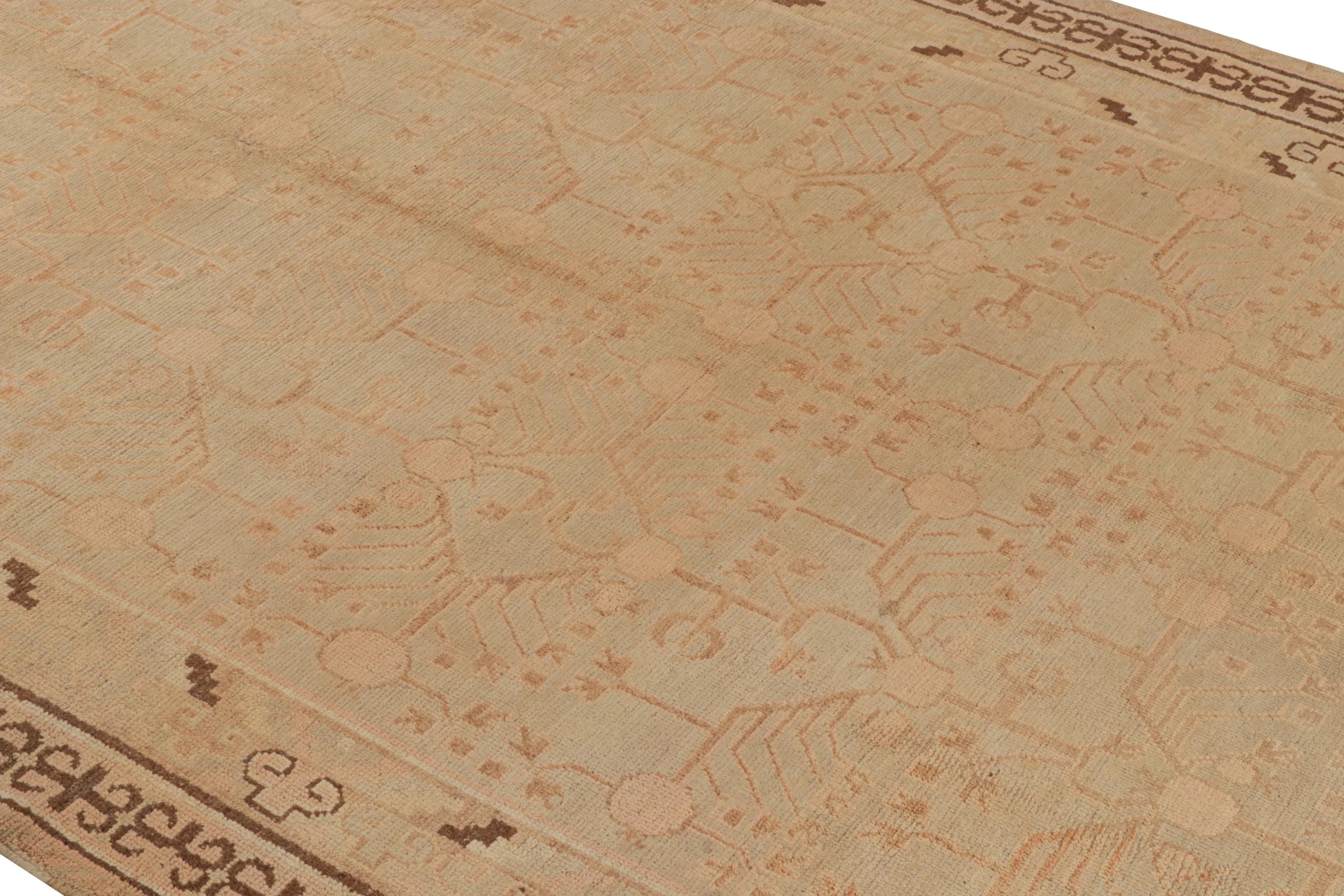 Ein antiker 6x12 Khotan-Teppich mit einem seltenen grünen Hintergrund, der mit Beige-Braun in klassischen Granatapfelmustern spielt. Ein Übergangsdesign und berühmtes Muster, handgeknüpft aus niedrigfloriger Wolle, das um 1920-1930 in Ostturkestan