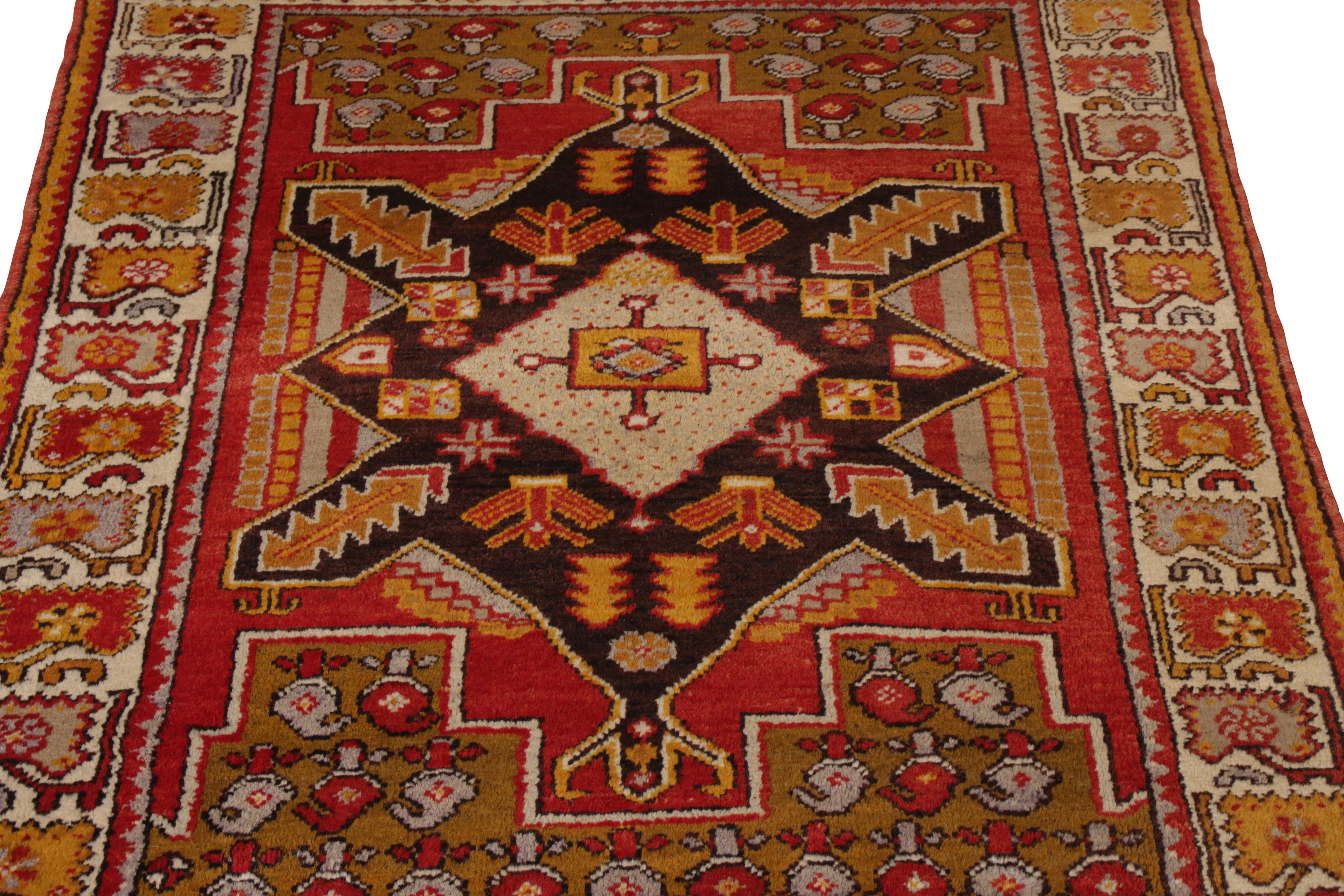 Alfombra Kirsehir Antigua Anudada a Mano con Medallón Rojo de Rug & Kilim Turco en venta