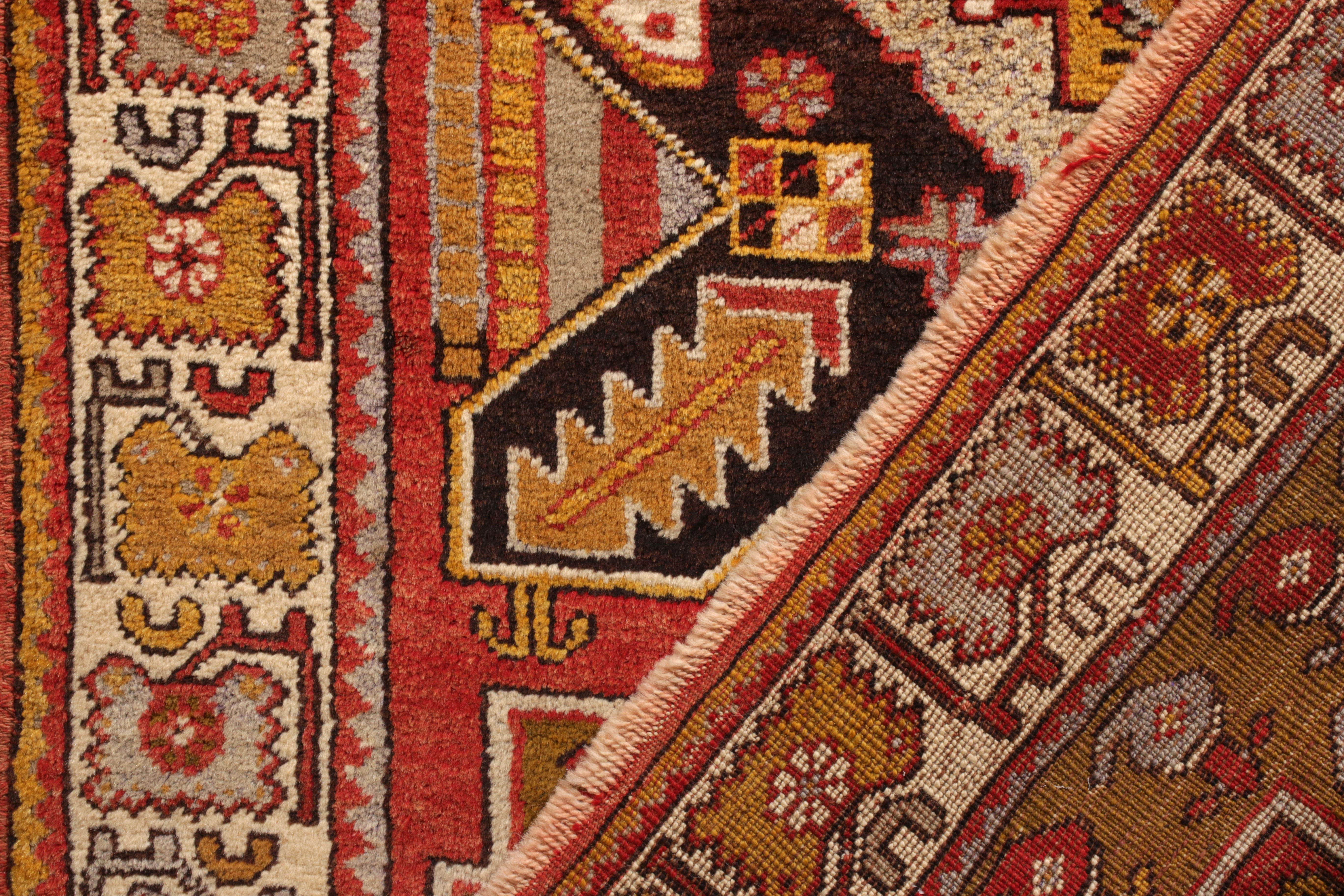Alfombra Kirsehir Antigua Anudada a Mano con Medallón Rojo de Rug & Kilim Anudado a mano en venta