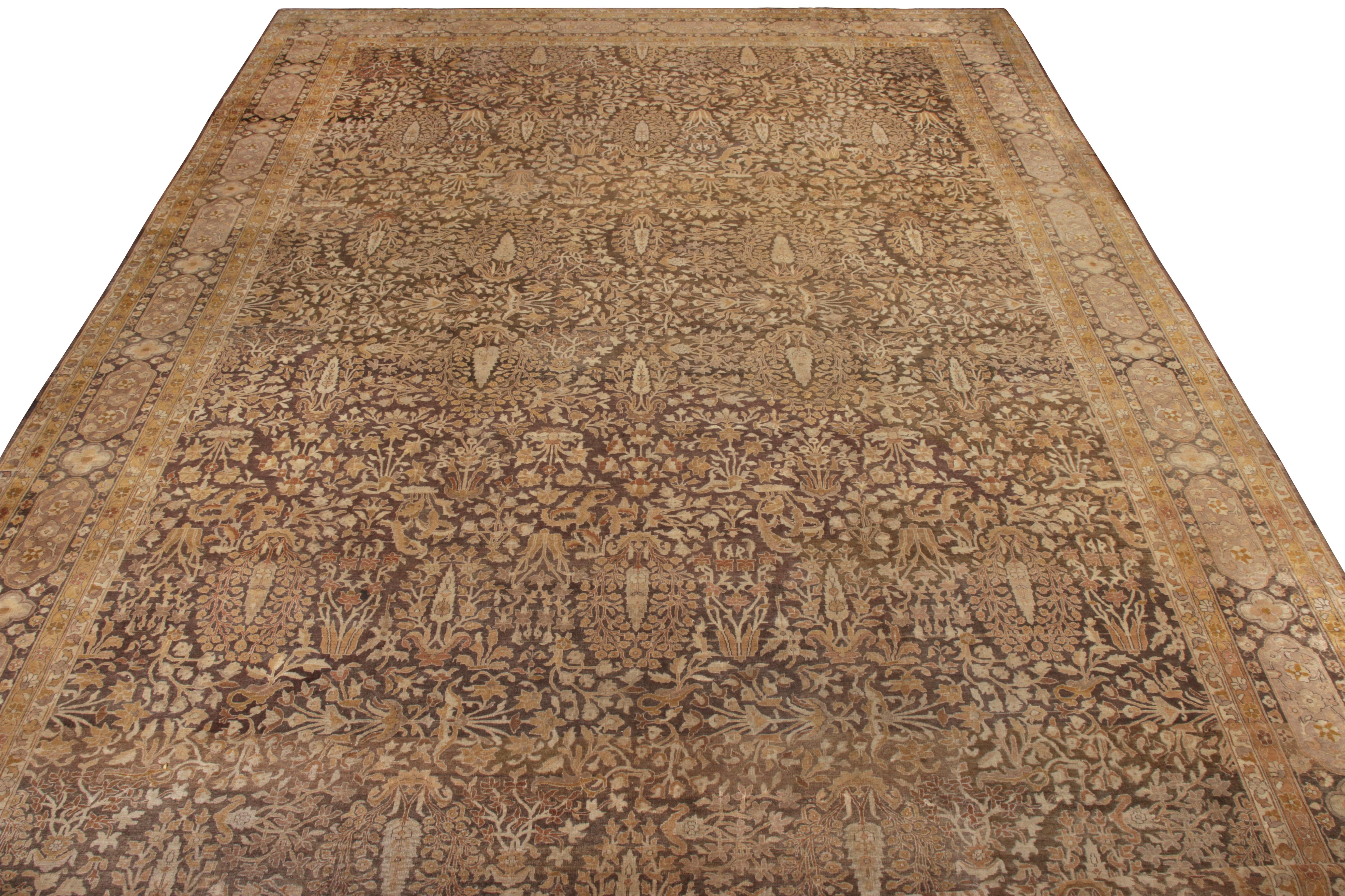 Dieser handgeknüpfte Wollteppich aus Indien (ca. 1920-1930) in Palastgröße aus Lorestan ist eine antike Ergänzung der wertvollen Kollektion von Rug & Kilim. Der Teppich verfügt über eine komplizierte all over floralem Design in seiner 14x23 Rahmen