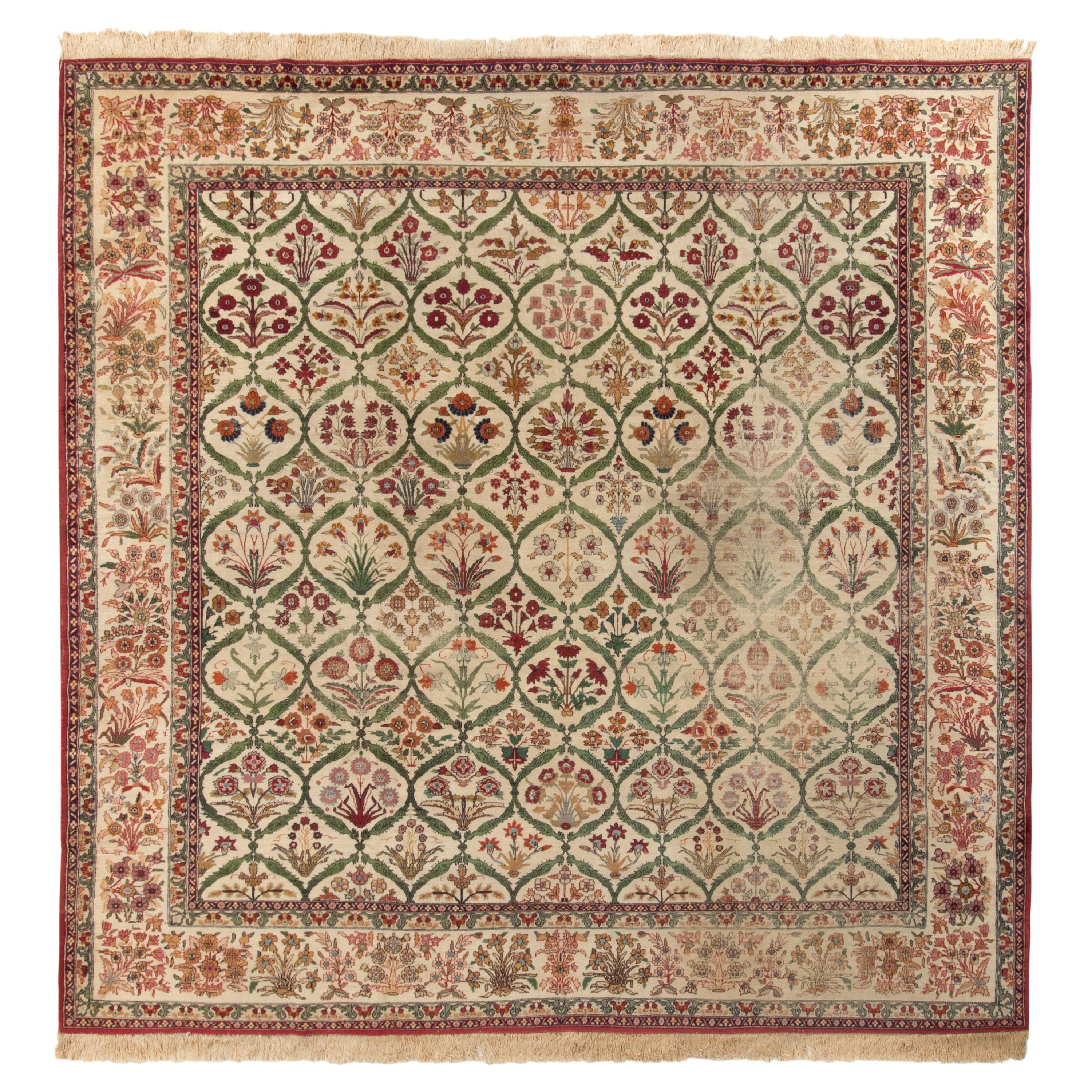 Handgeknüpfter antiker Mogul-Teppich in Beige mit grünem Blumenmuster von Teppich & Kelim