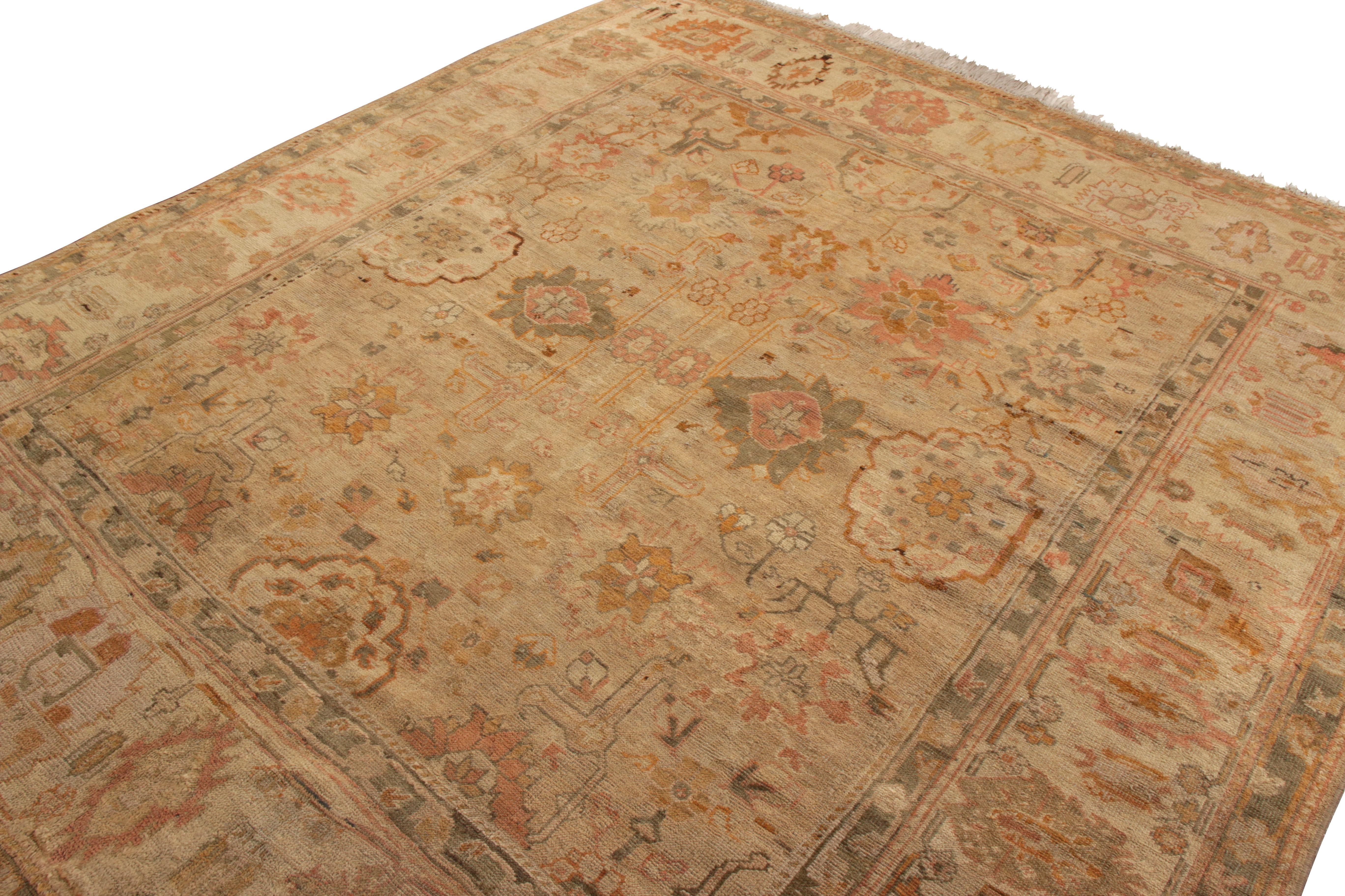 Hand-Knotted Antique Oushak Rug - Beige Pink Green Floral Pattern In Good Condition For Sale In Long Island City, NY