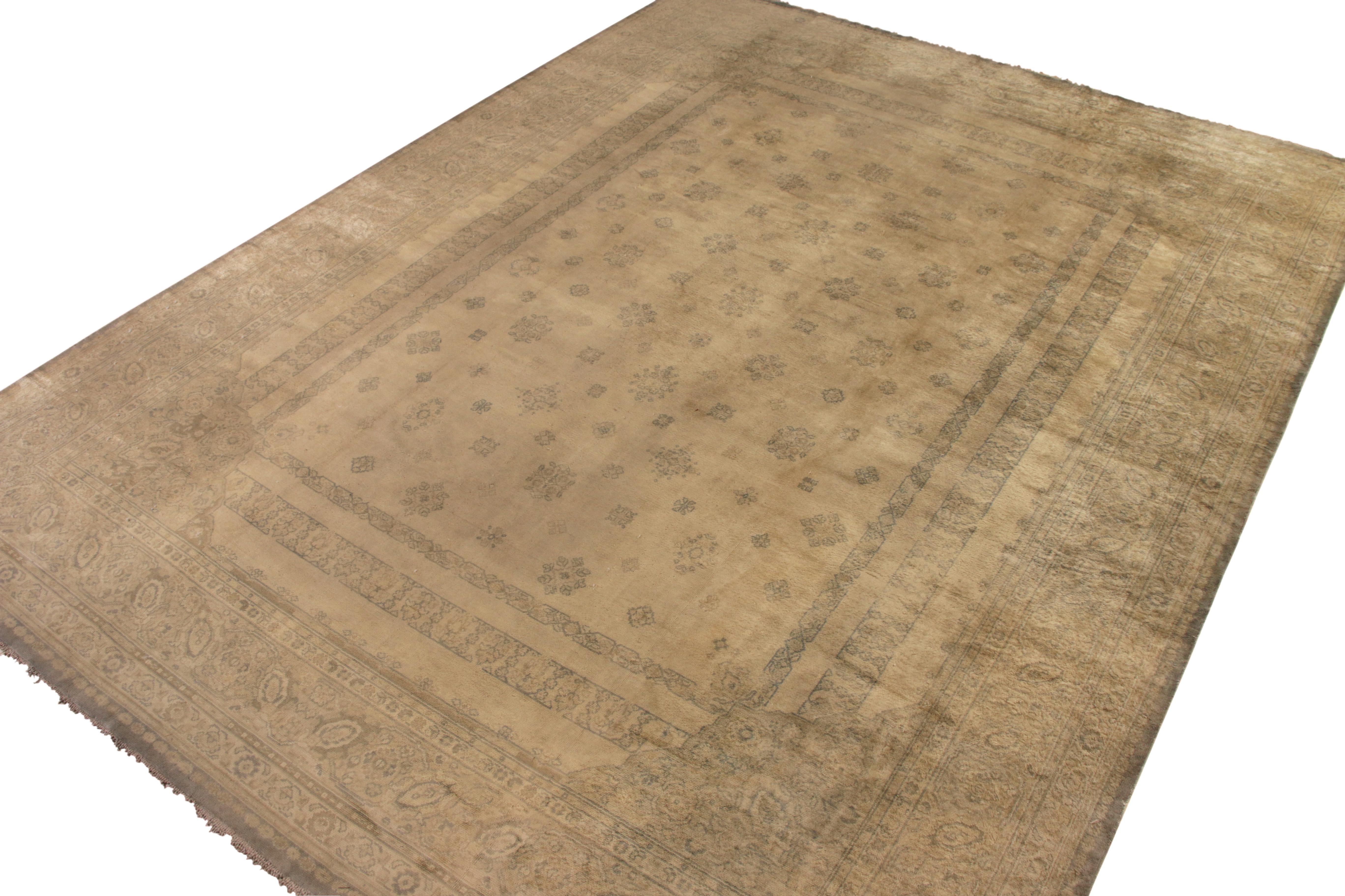 Rug & Kilim heißt diesen großformatigen antiken Oushak-Teppich in seiner exklusiven Kollektion antiker Teppiche willkommen. Die geräumige Zeichnung wurde um 1910-1920 in der Türkei aus Wolle handgeknüpft und zeichnet sich durch ein elegantes