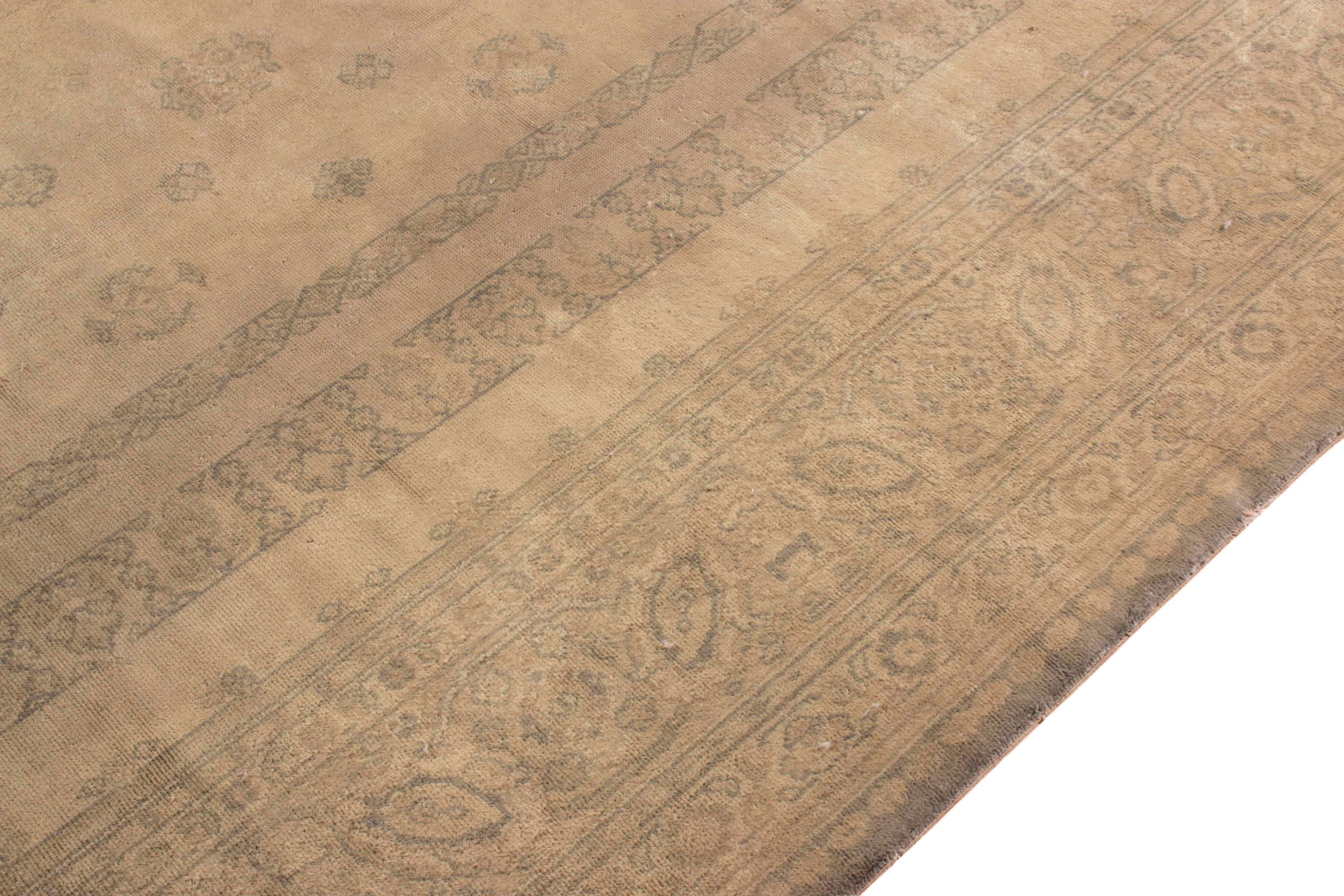 Handgeknüpfter antiker Oushak-Teppich in Beige-Braun mit Blumenmuster von Teppich & Kelim (Türkisch) im Angebot