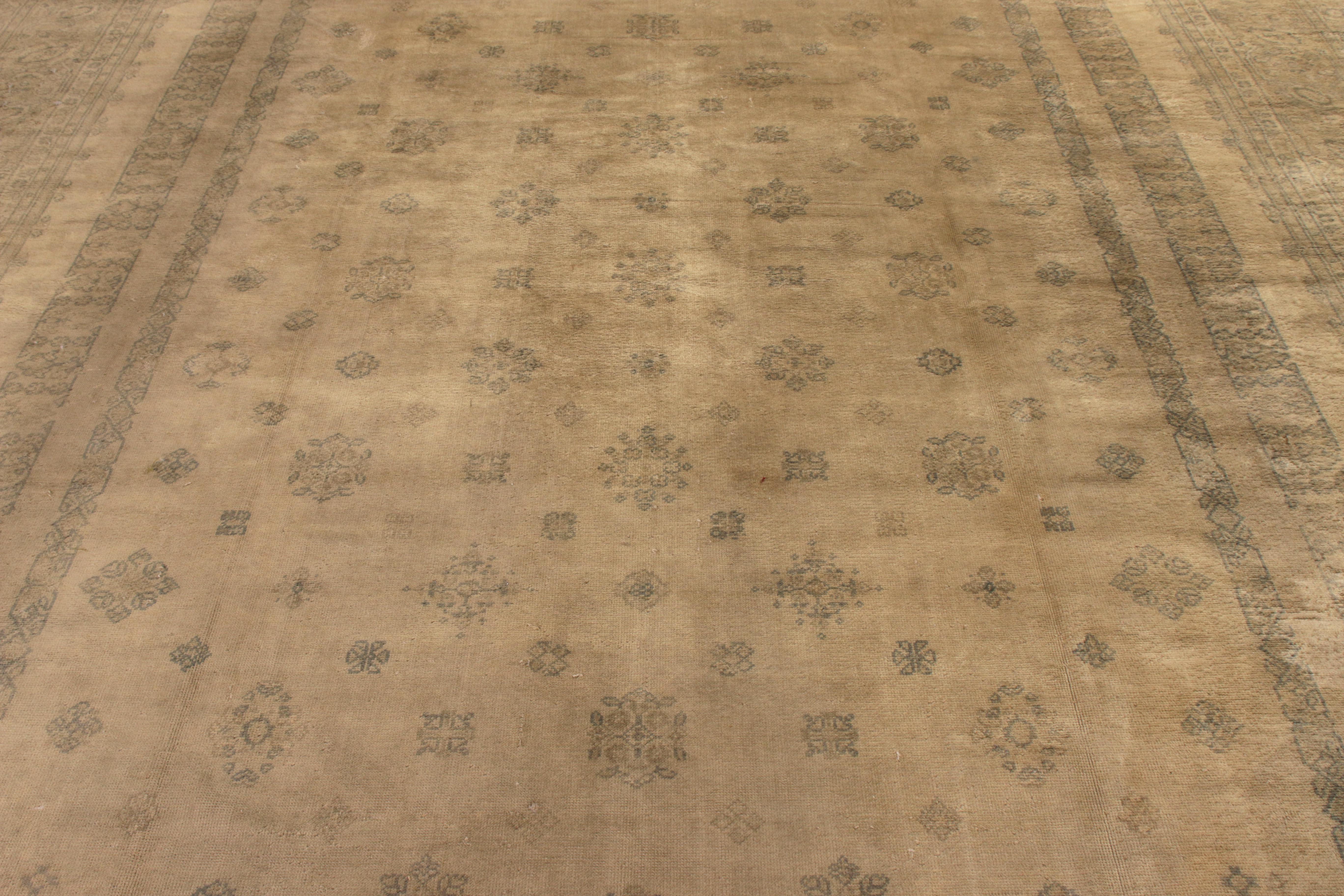 Handgeknüpfter antiker Oushak-Teppich in Beige-Braun mit Blumenmuster von Teppich & Kelim im Zustand „Gut“ im Angebot in Long Island City, NY