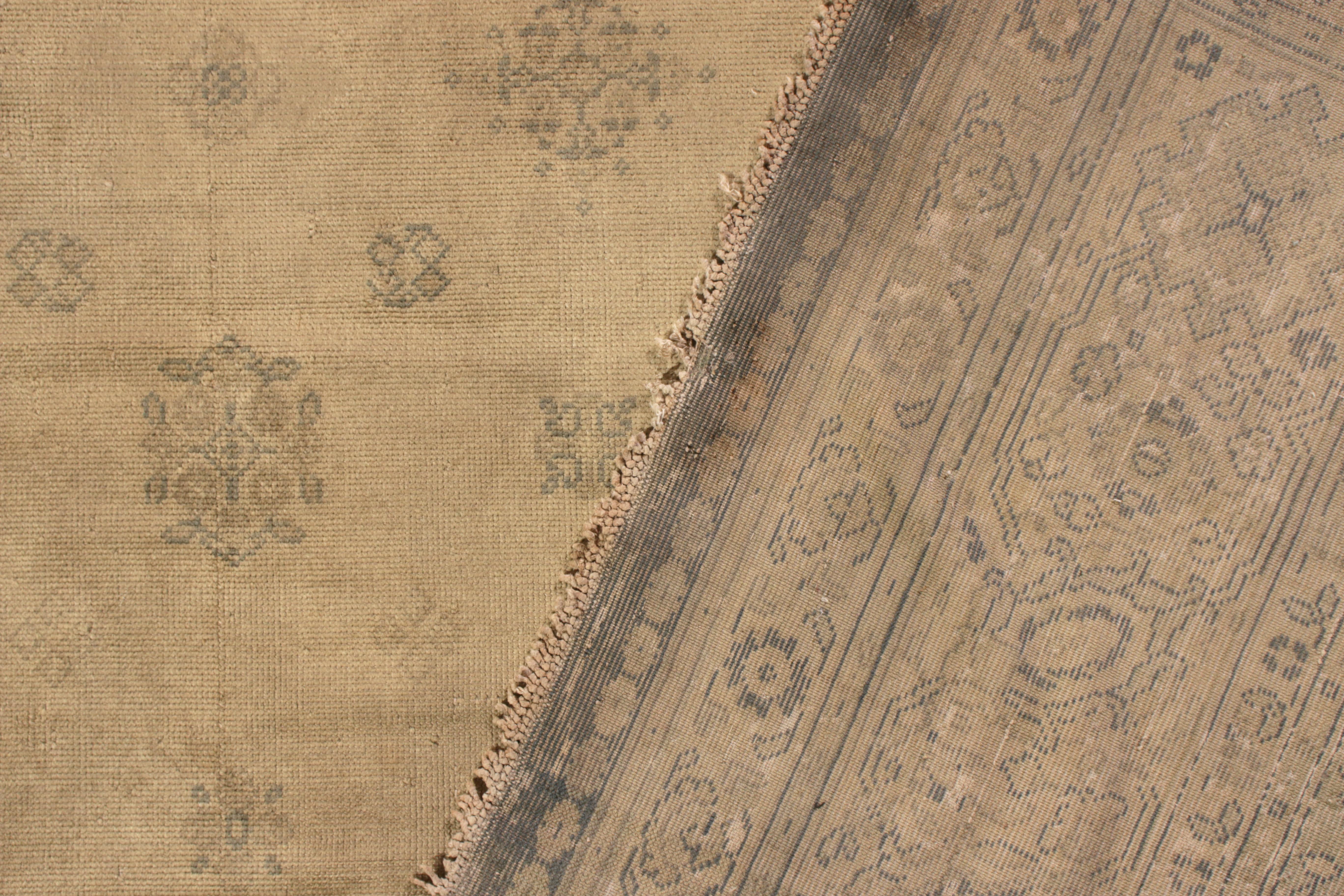 Handgeknüpfter antiker Oushak-Teppich in Beige-Braun mit Blumenmuster von Teppich & Kelim (Wolle) im Angebot