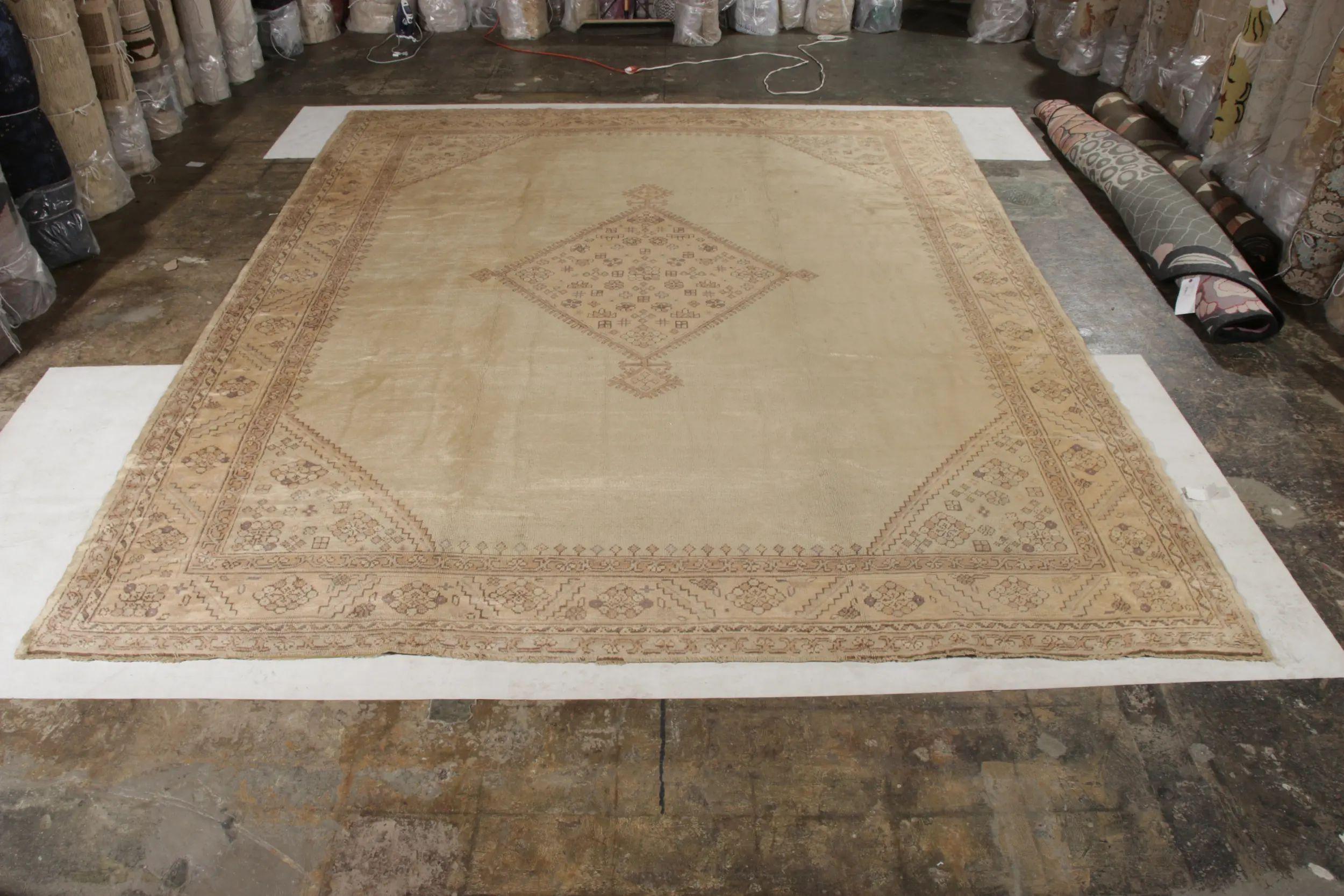 Turc Tapis Oushak ancien noué à la main en beige à motif de médaillon par Rug & Kilim en vente