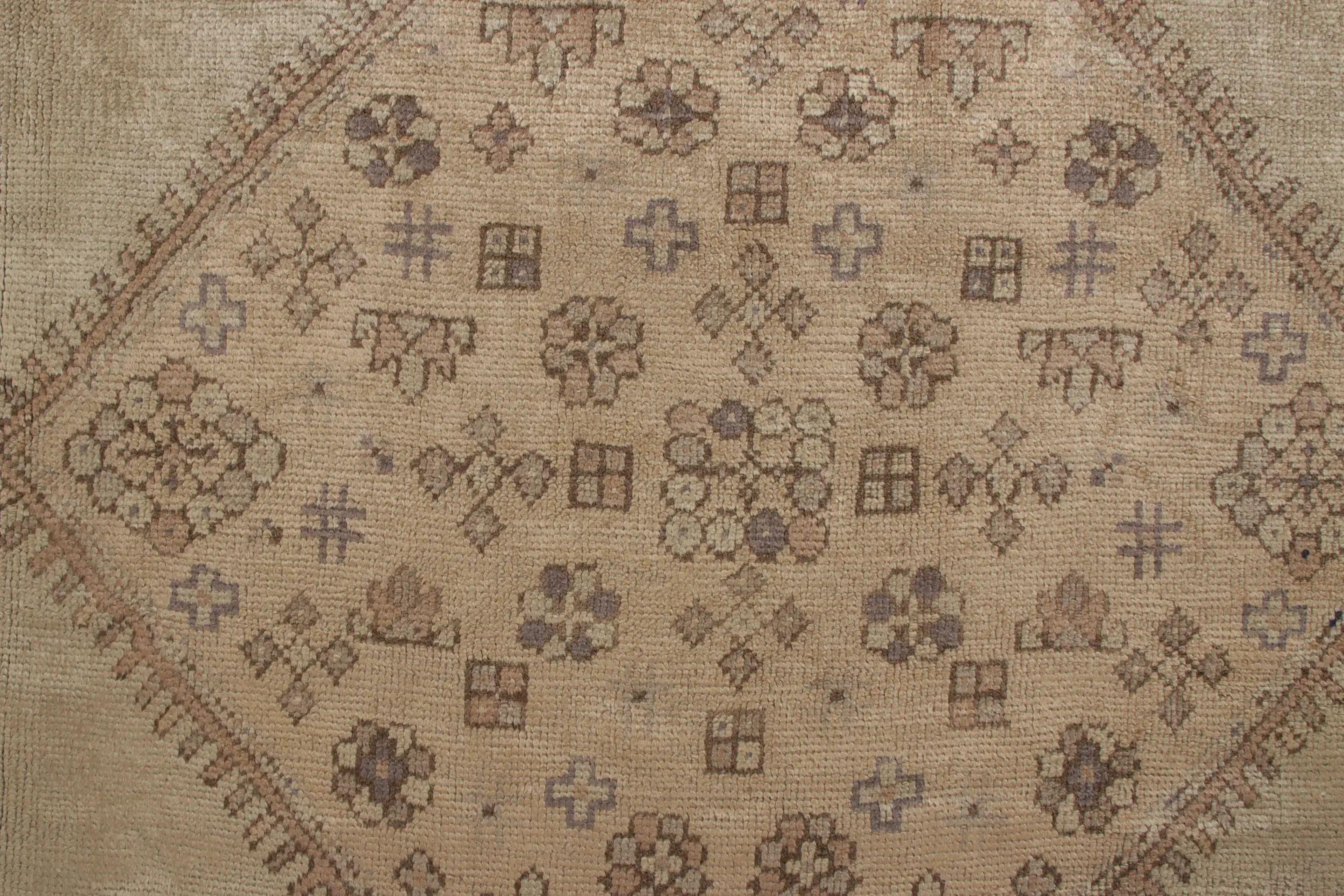 Tapis Oushak ancien noué à la main en beige à motif de médaillon par Rug & Kilim en vente 1