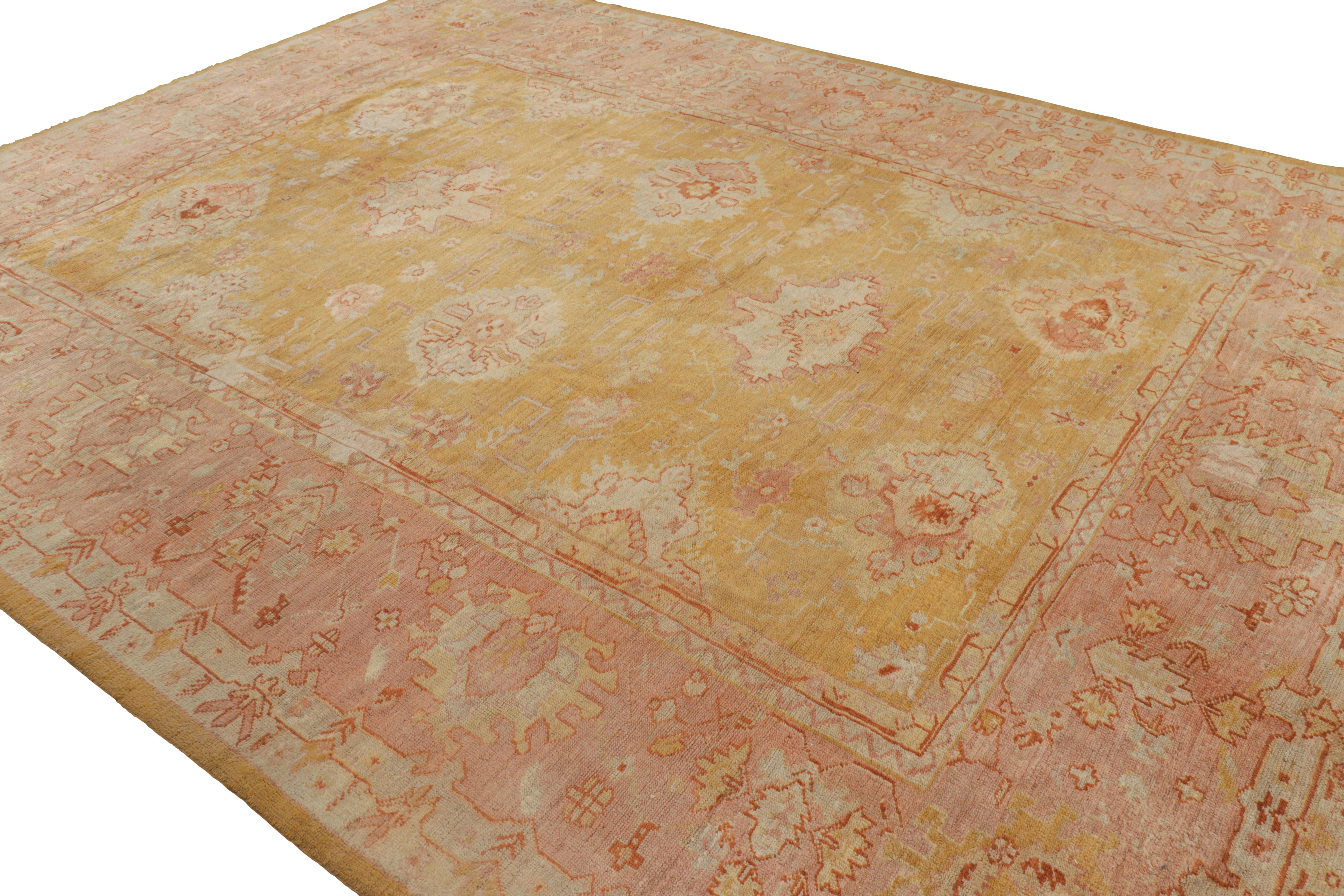 Alfombra antigua Oushak dorada y rosa con motivos florales - Rug & Kilim en Bueno estado para la venta en Long Island City, NY