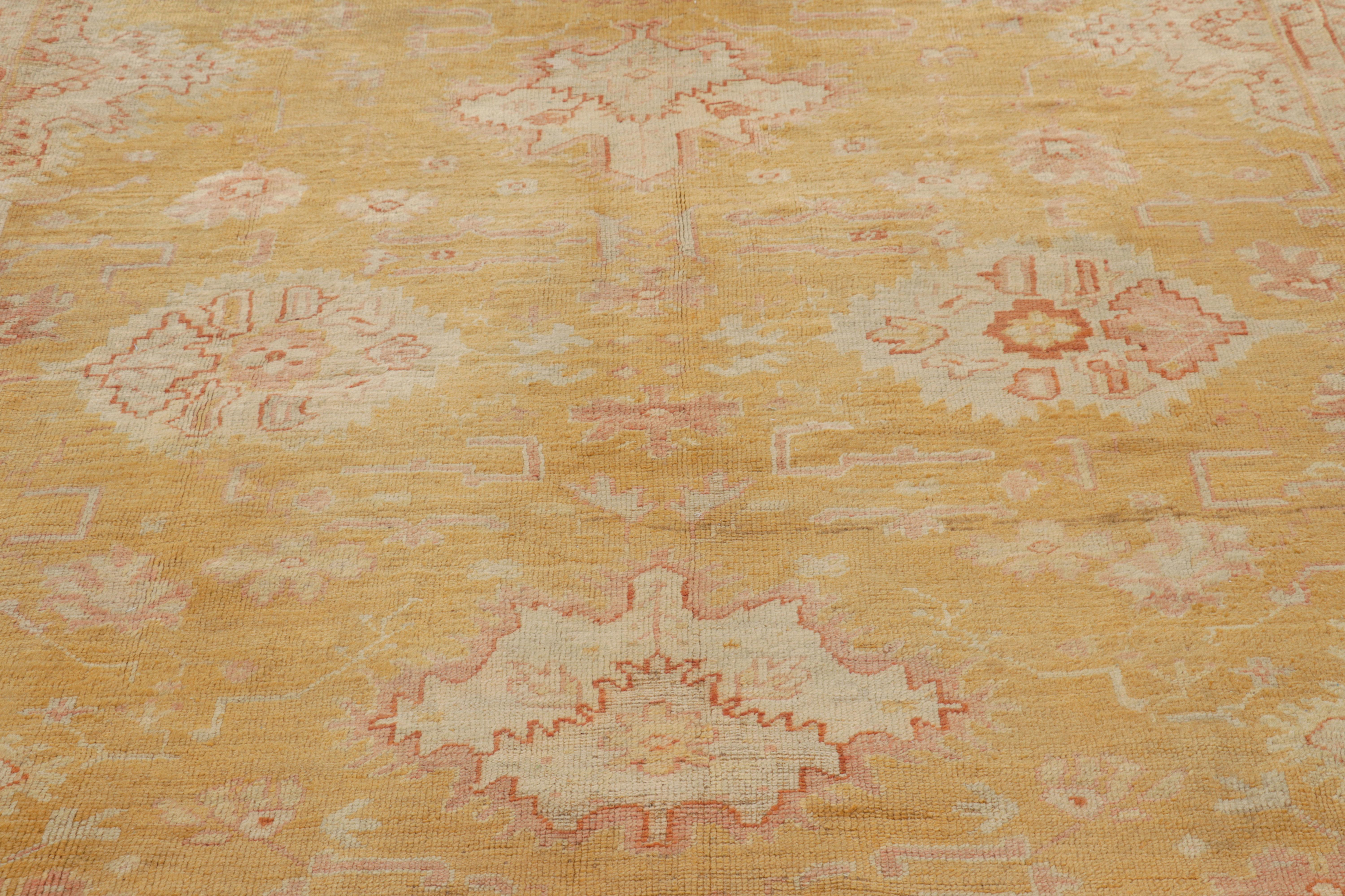 Alfombra antigua Oushak dorada y rosa con motivos florales - Rug & Kilim principios del siglo XX en venta