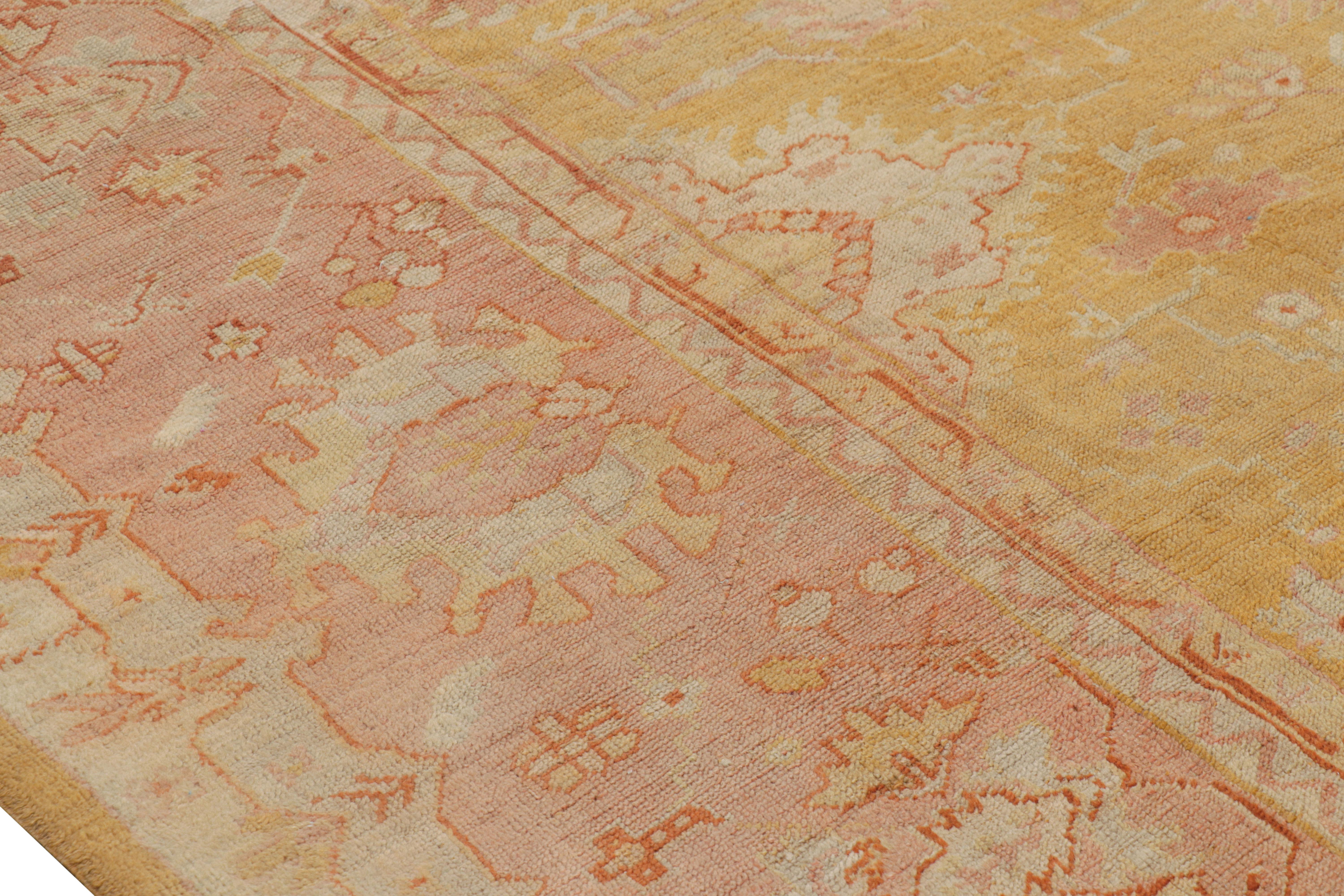 Alfombra antigua Oushak dorada y rosa con motivos florales - Rug & Kilim Lana en venta