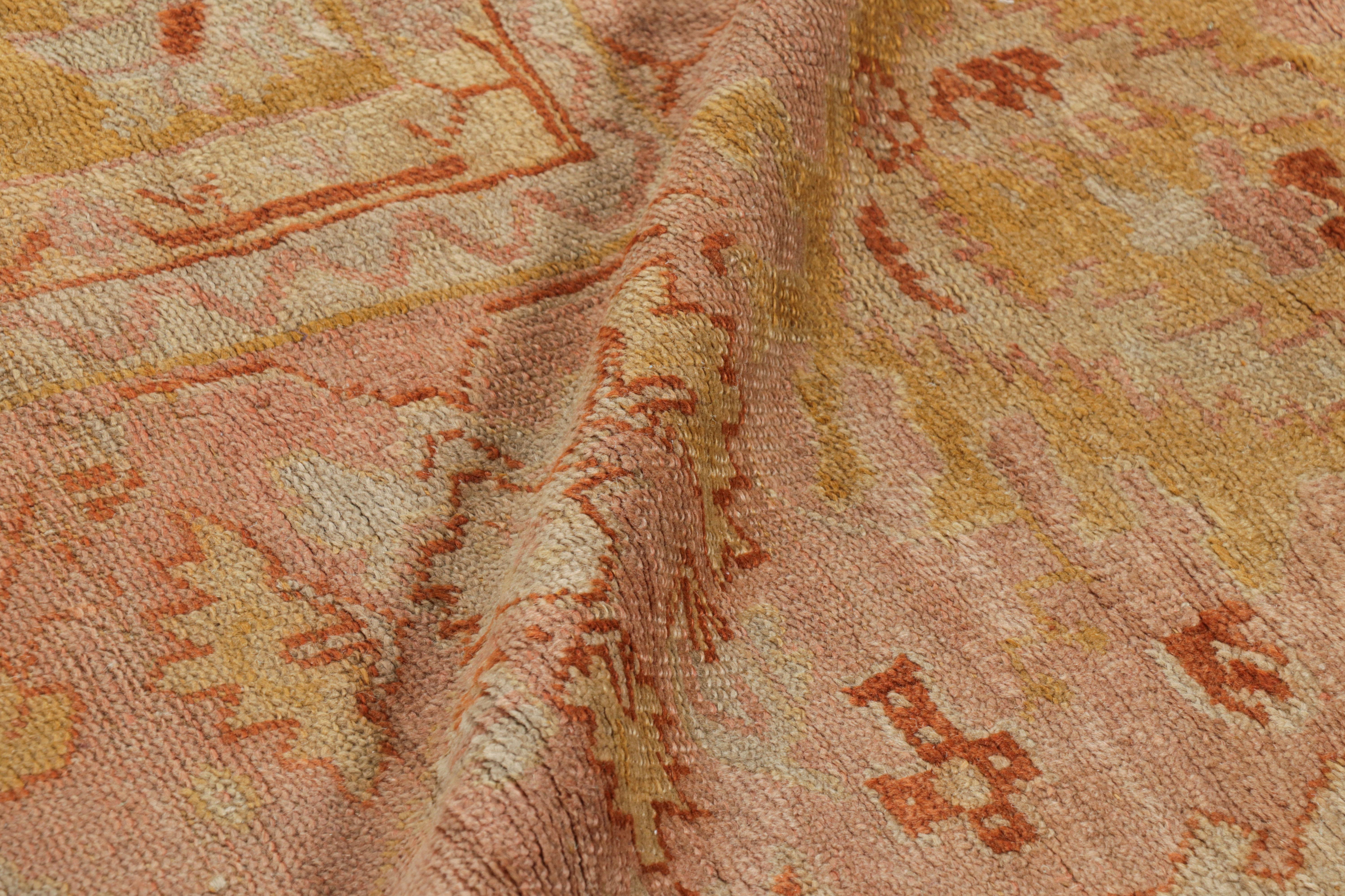 Alfombra antigua Oushak dorada y rosa con motivos florales - Rug & Kilim en venta 1