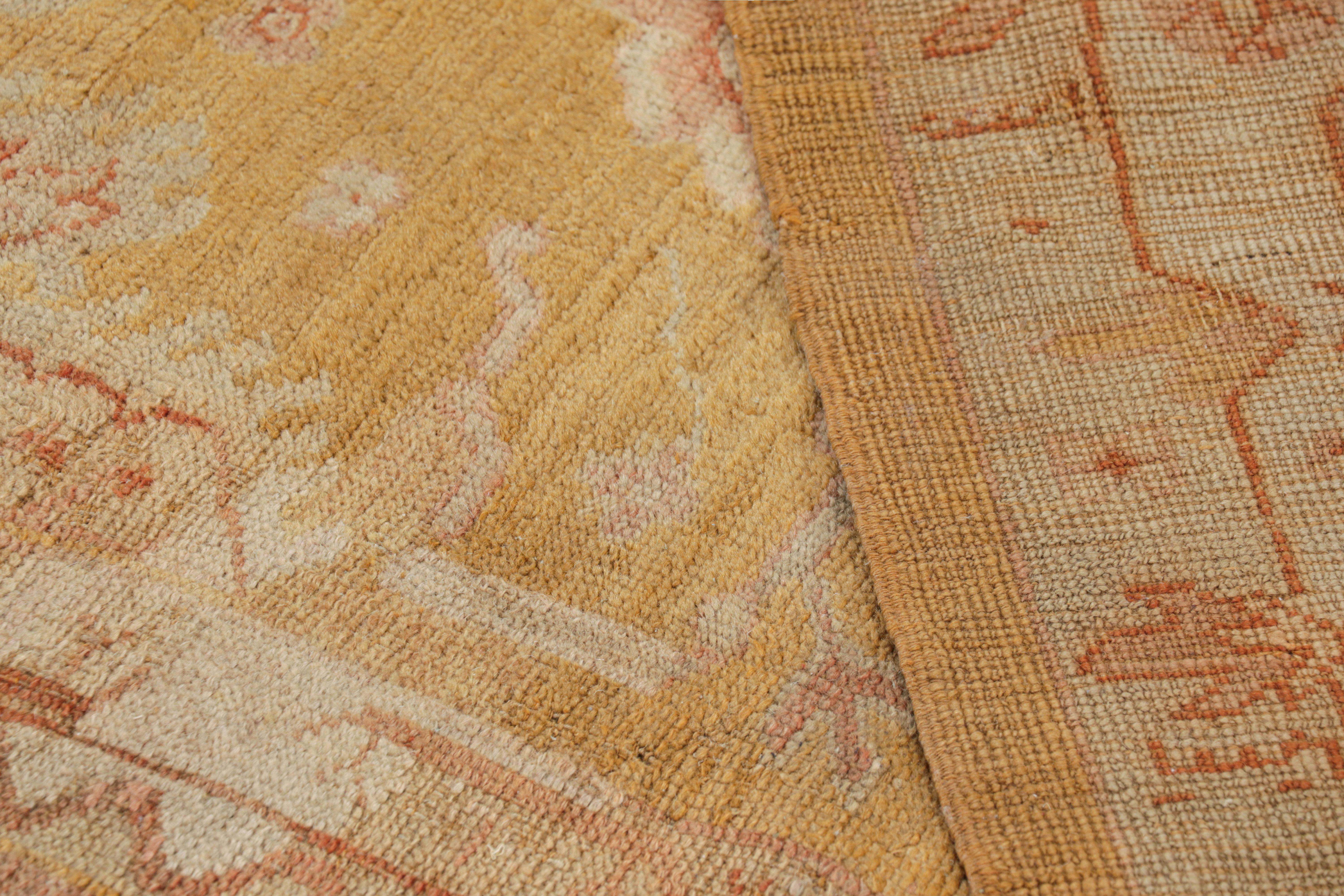 Alfombra antigua Oushak dorada y rosa con motivos florales - Rug & Kilim en venta 2
