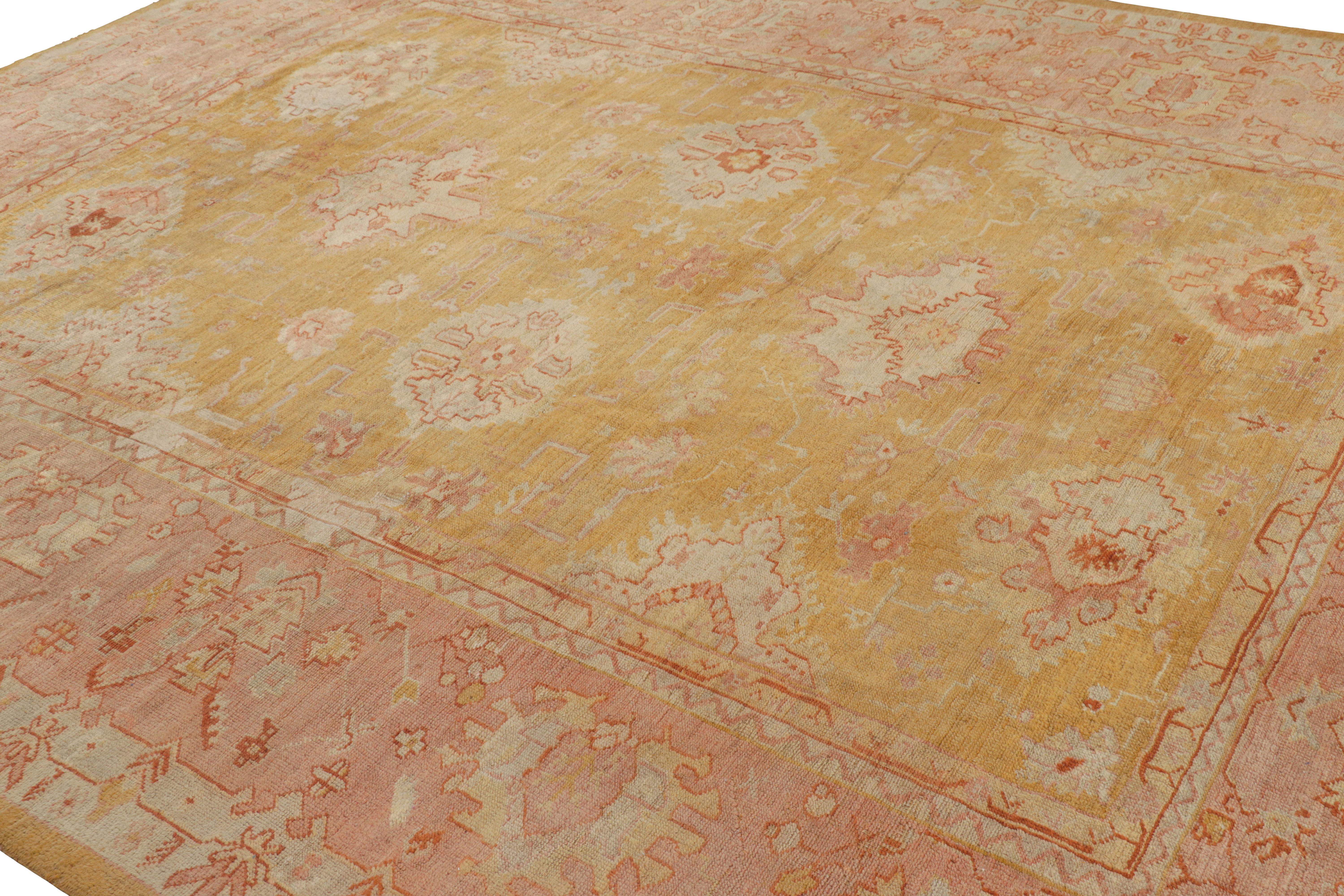 Fabricada con lana anudada a mano y originaria de Turquía hacia 1910-1920, esta alfombra Oushak antigua de 10x13 es un hallazgo especialmente raro y regio por su procedencia: un intrincado ejemplar del legendario estilo, entre las más emocionantes