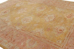 Antiker Oushak-Teppich in Gold und Rosa mit Blumenmustern - Rug & Kilim