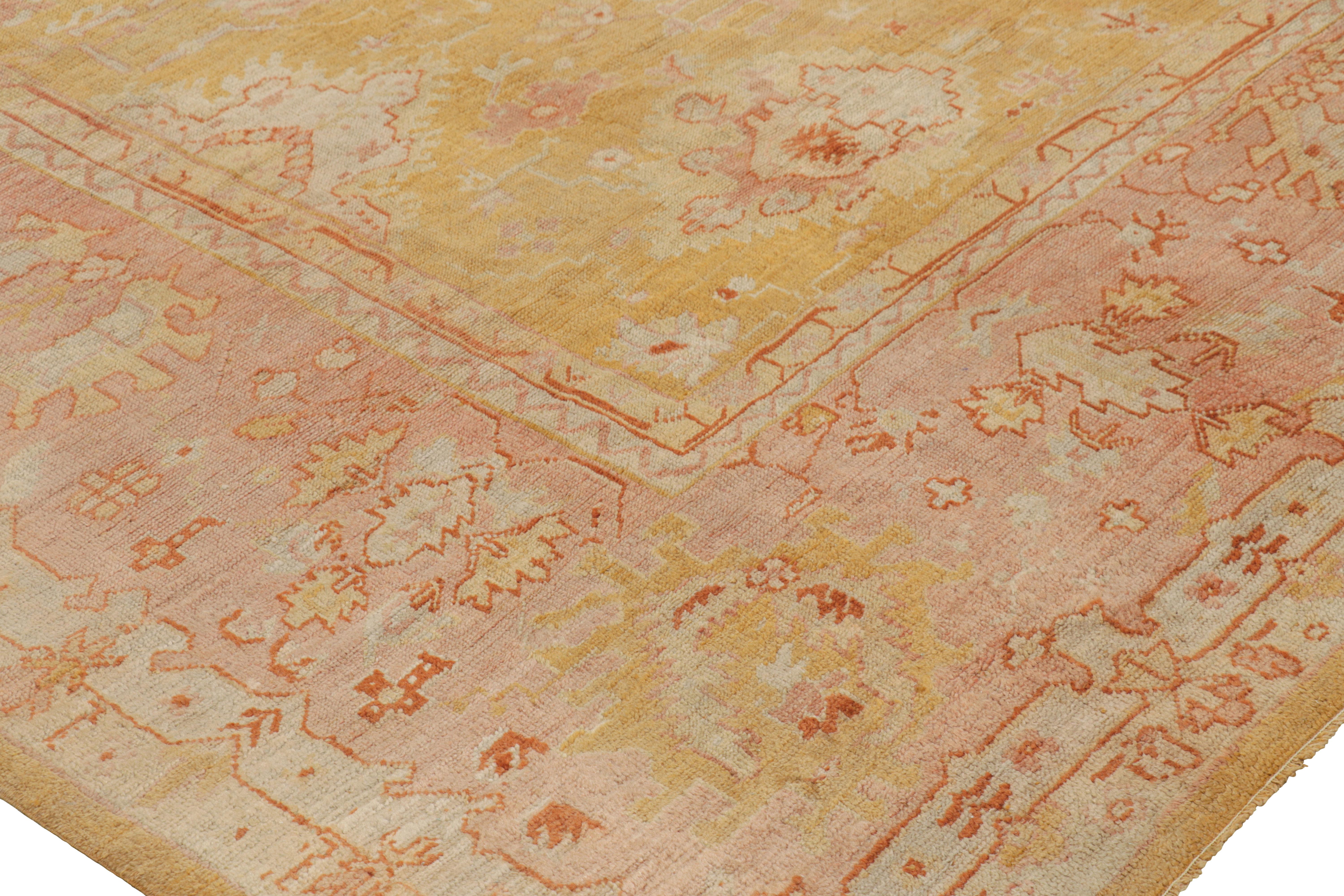 Alfombra antigua Oushak dorada y rosa con motivos florales - Rug & Kilim Turco en venta