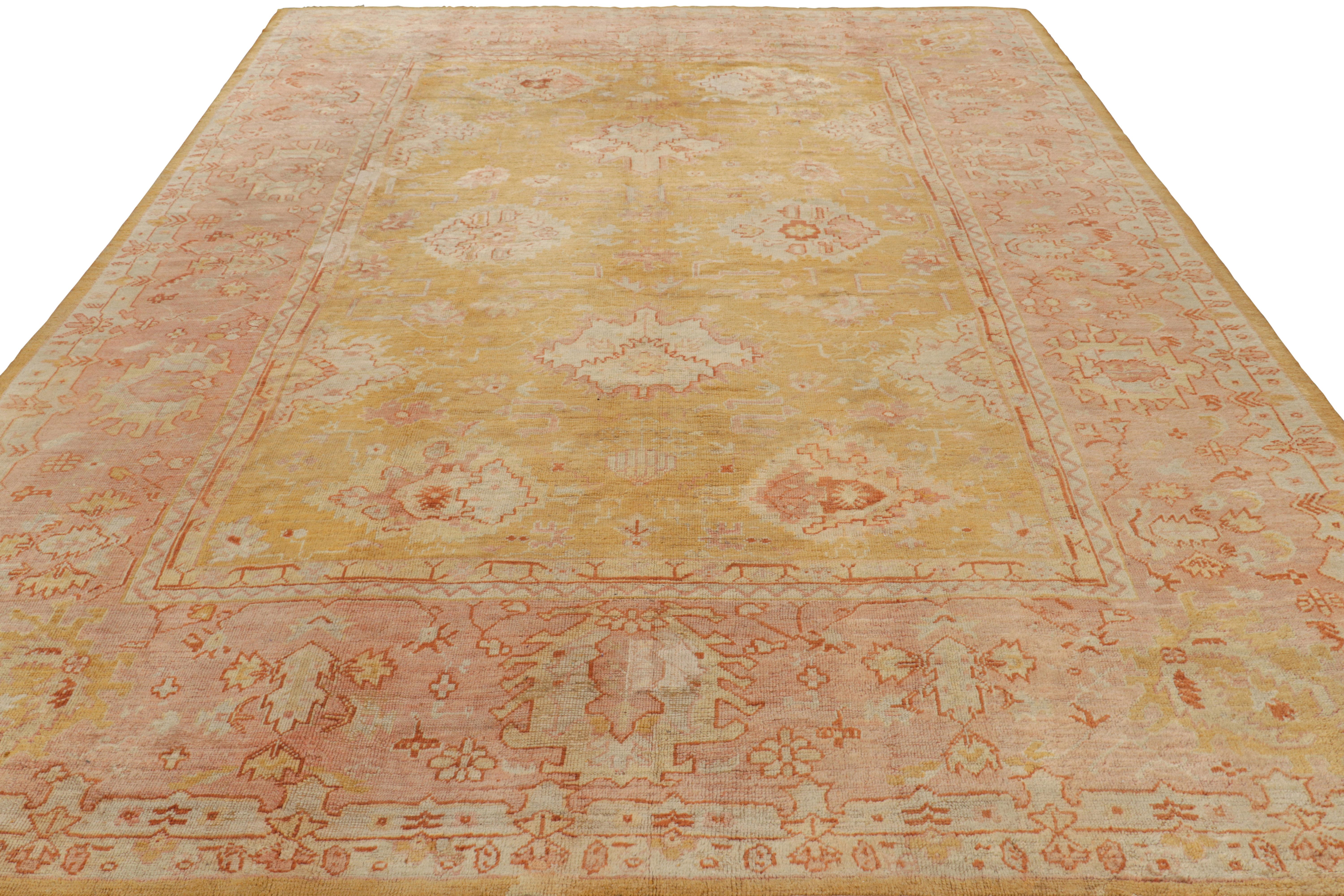 Alfombra antigua Oushak dorada y rosa con motivos florales - Rug & Kilim Anudado a mano en venta