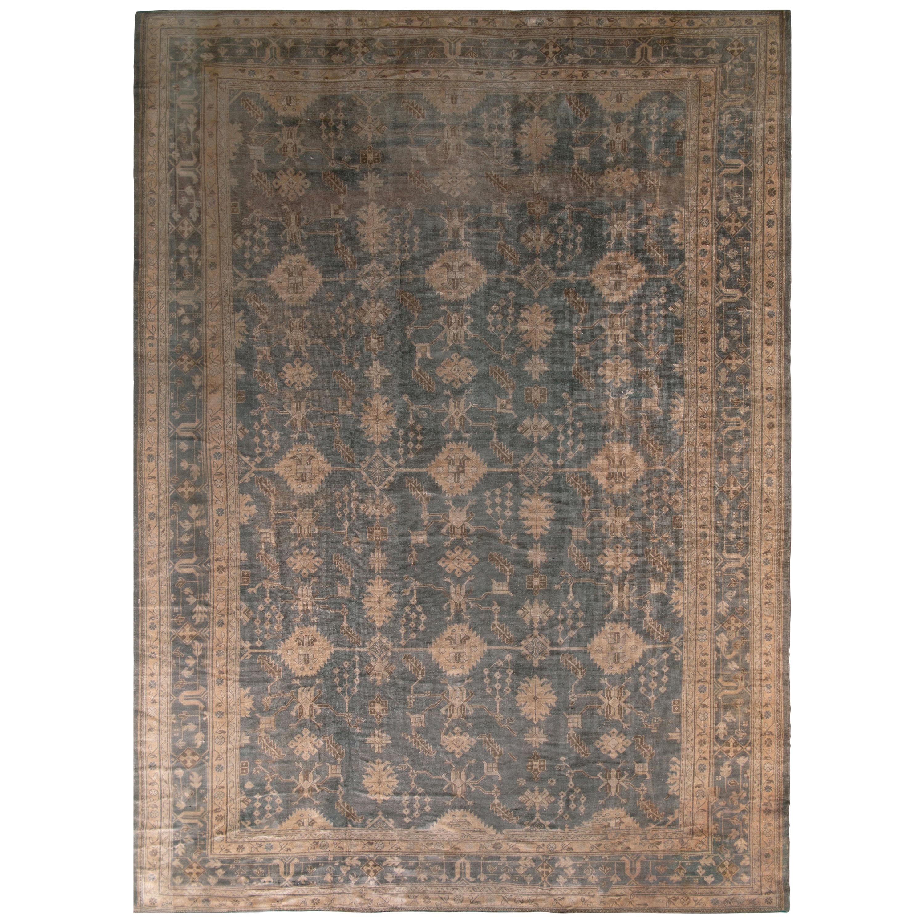 Tapis d'Oushak ancien en ardoise avec motifs floraux beiges, de Rug & Kilim