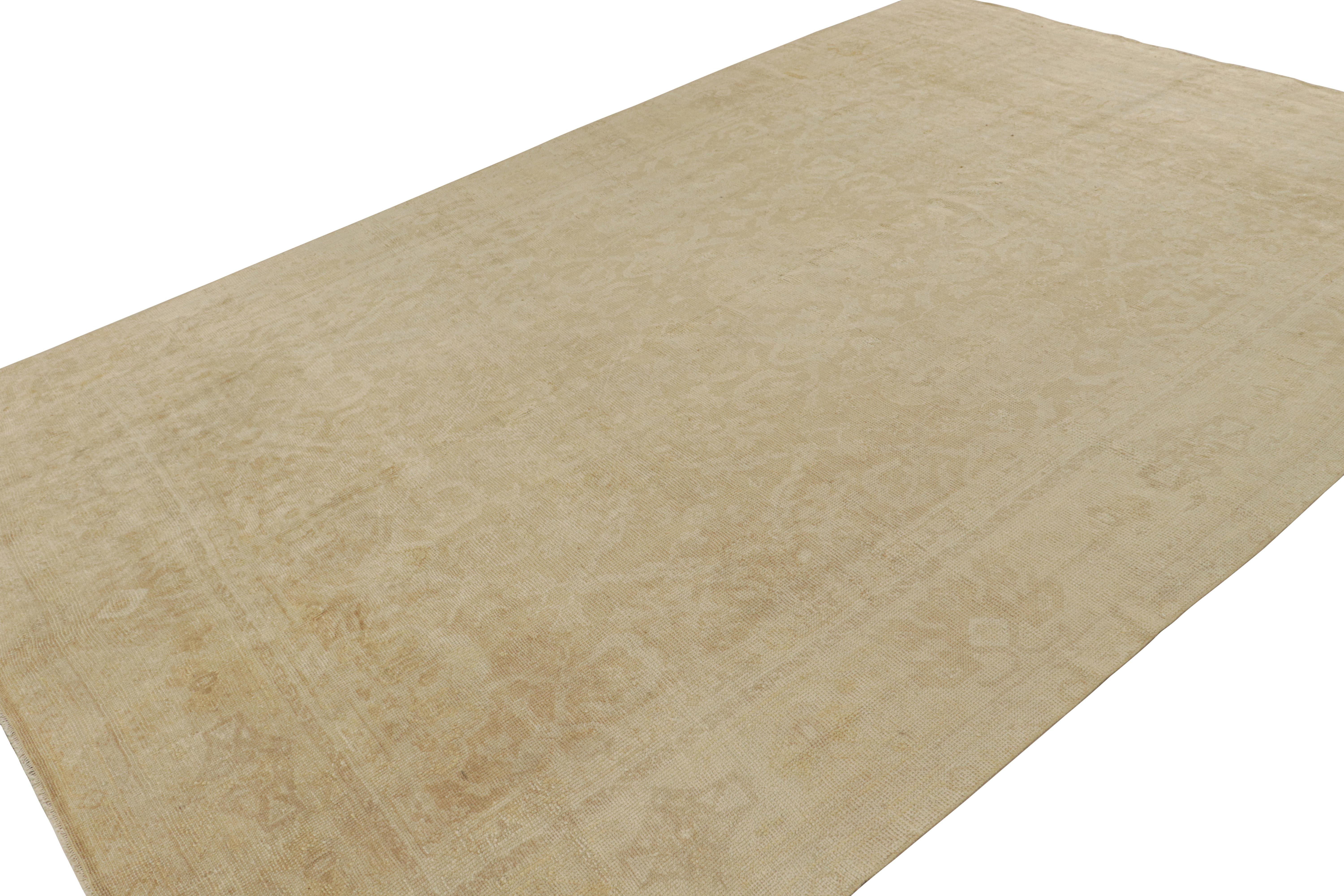Dieser 9x13 große antike Oushak-Teppich ist aus Wolle handgeknüpft und hat ein gedämpftes Blumenmuster mit goldenen und beige-braunen Akzenten. Es ist eine aufregende neue Ergänzung der Rug & Kilim Collection'S. 

Über das Design: 

Kenner werden