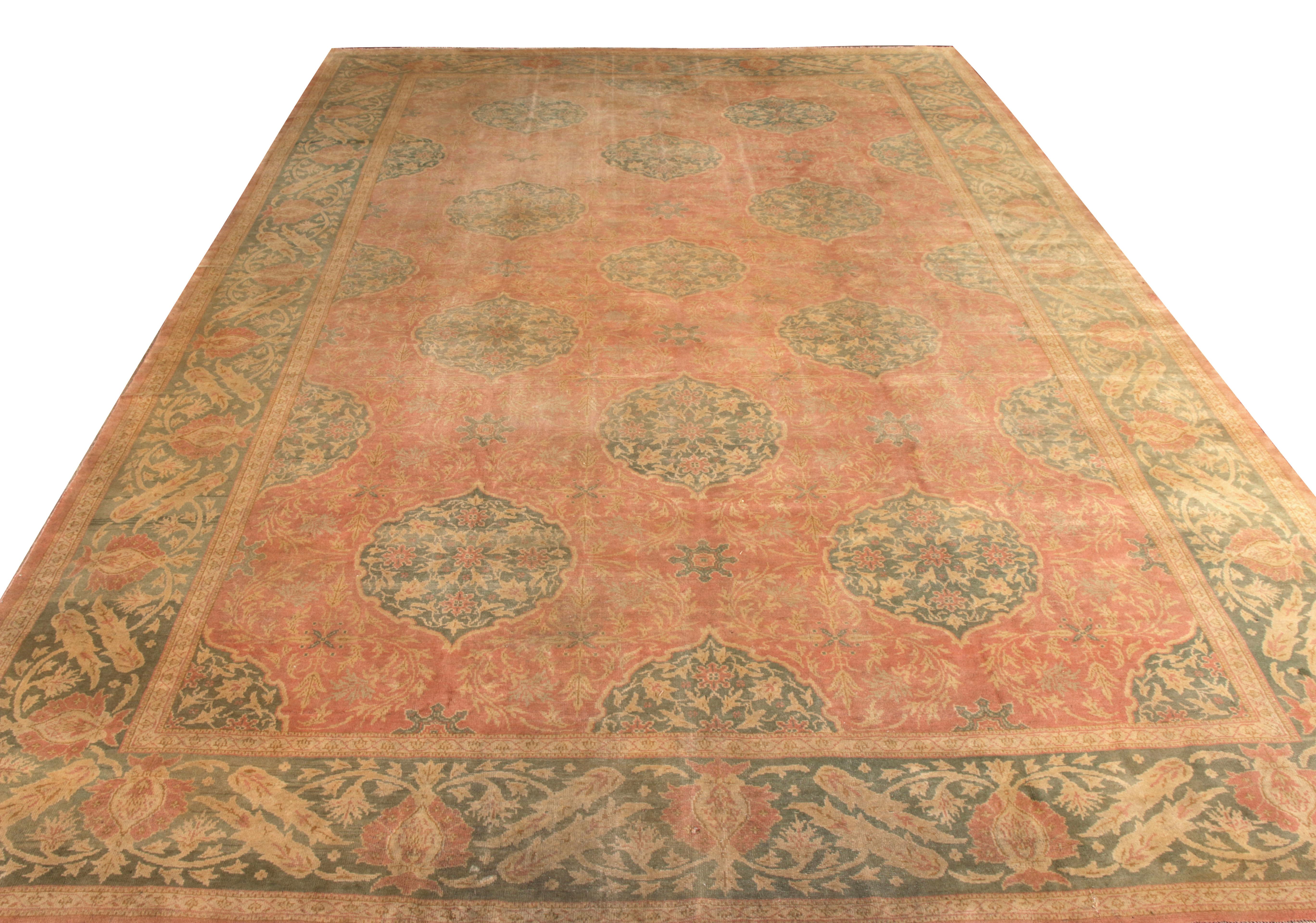 Noué à la main en laine et originaire de Turquie vers 1890-1900, ce tapis ancien évoque un modèle unique de tapis Oushak de transition, particulièrement rare dans sa grande taille (12 x 17) et ses couleurs - riches teintes de rouge et de vert au