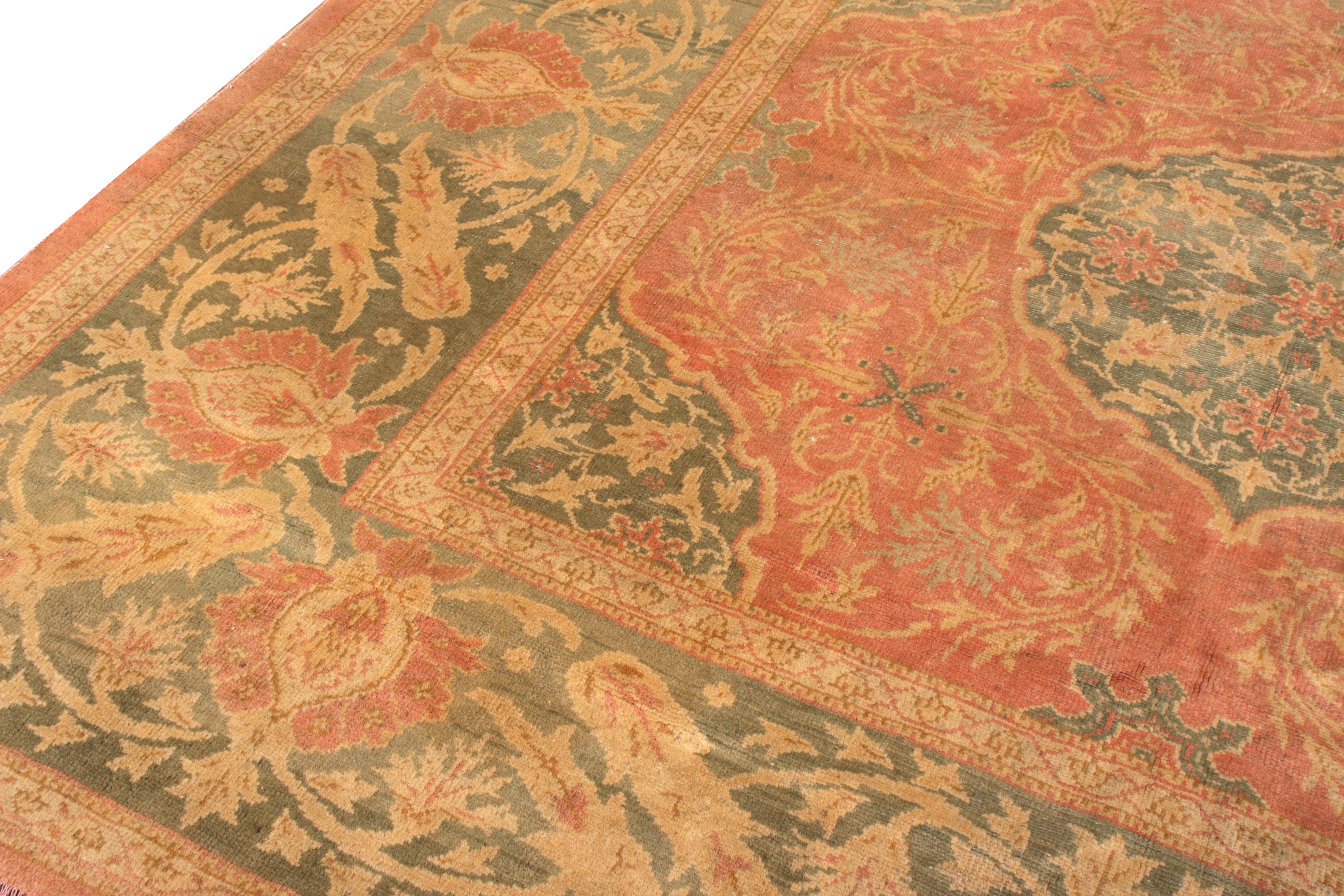 Laine Tapis d'Oushak ancien noué à la main à motif floral rouge et vert en vente