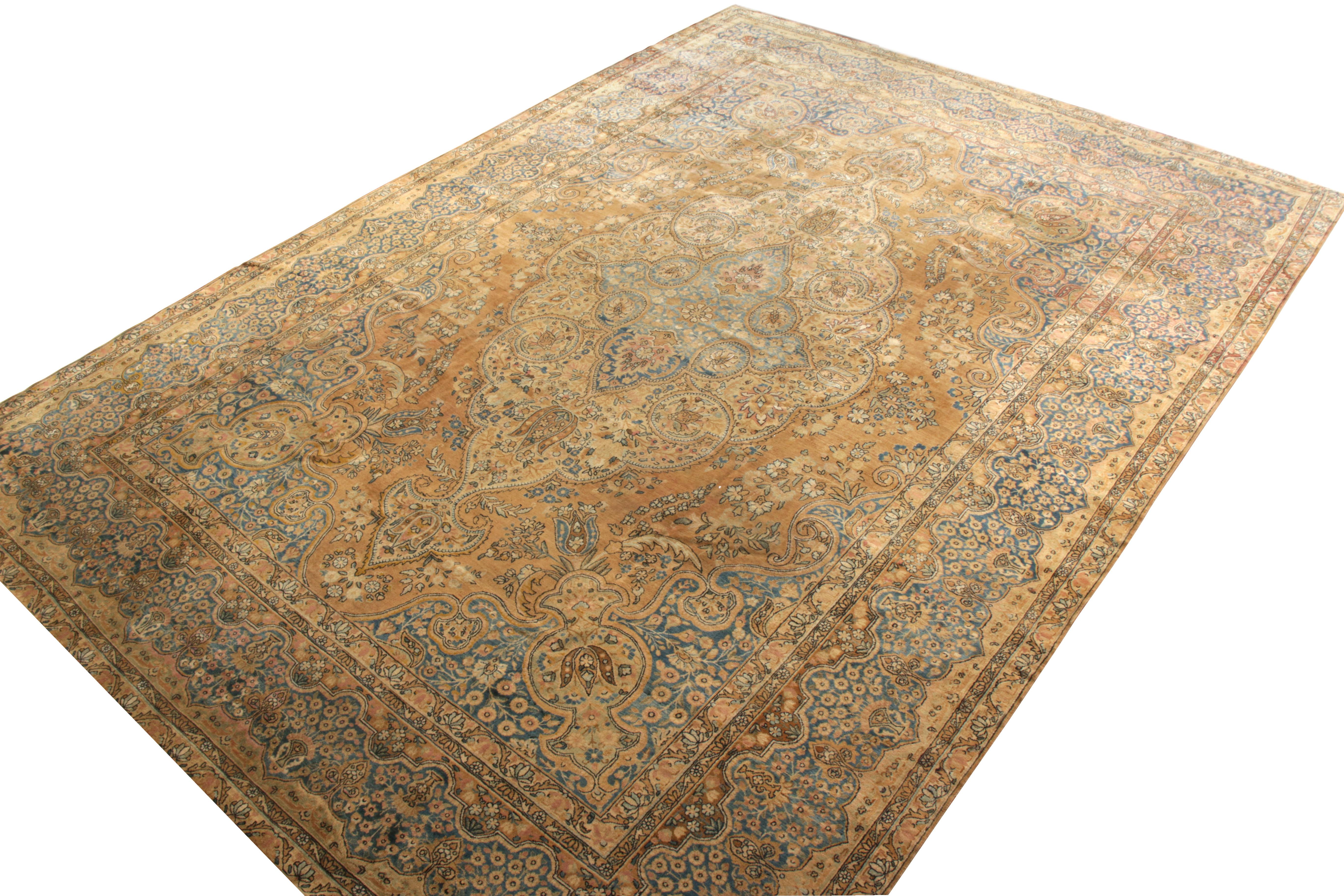 Sud-africain Tapis ancien persan Knots Rugs Kerman, noué à la main, motif floral bleu et beige en vente