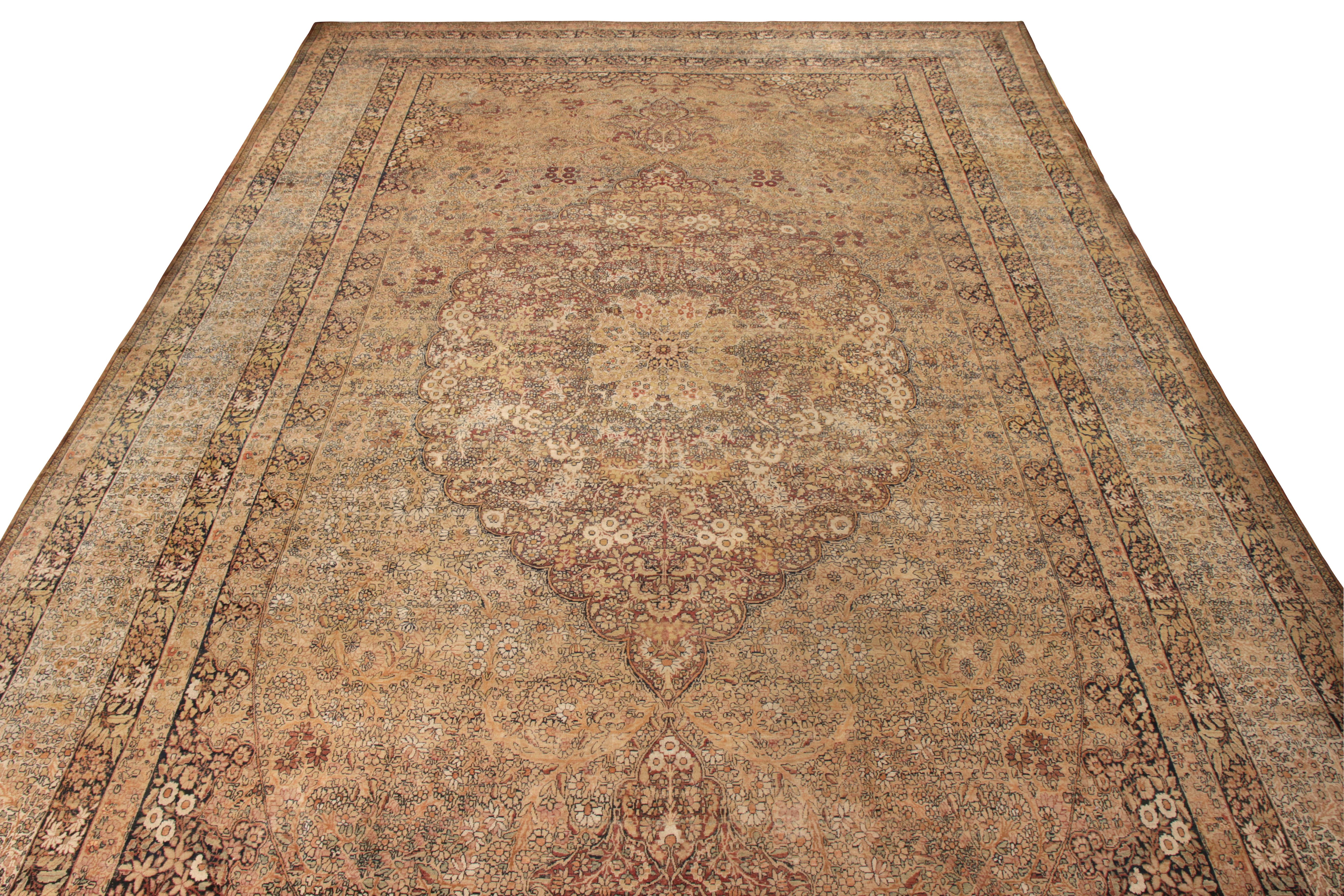 Handgeknüpft in Wolle um 1880-1890, ist dieser 13 x 21 Palast Größe persischen Kermanshah Teppich eine bemerkenswerte Ergänzung zu Rug & Kilim's exklusive Auswahl an antiken Teppichen. Das Meisterwerk genießt aufgrund seines Charakters, der die